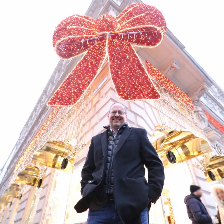 Hunderte Touristen blockieren derzeit täglich eine Kreuzung in der Wiener City. Sie wollen Fotos mit einem Riesen-Mascherl machen, die Polizei verhängt Organstrafen. Für den Erfinder des Mascherls ist die Aufregung übertrieben: "Es ist bis jetzt noch nie etwas passiert."