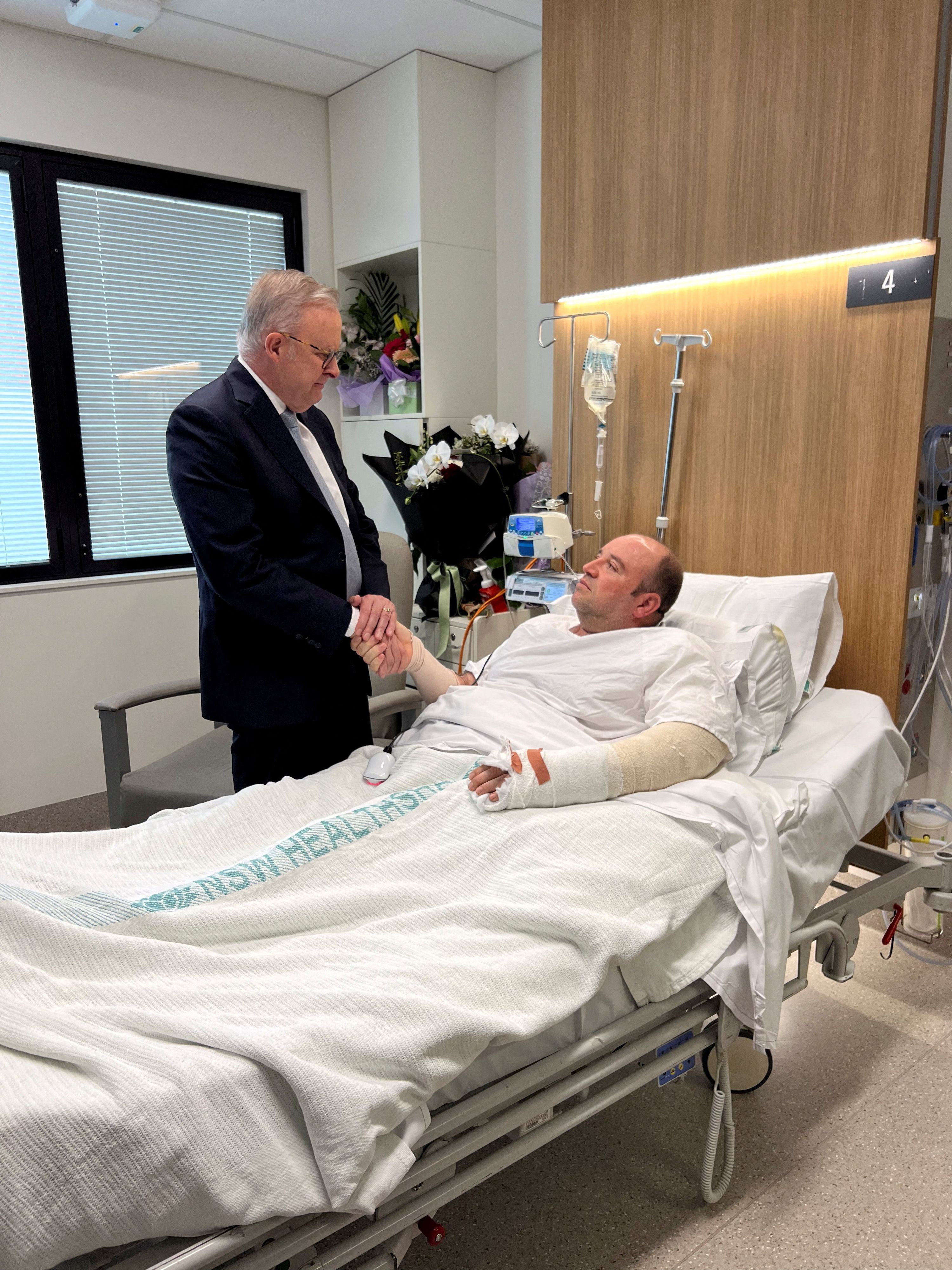 Am Dienstag stattete Australiens Premier Albanese dem verletzten al-Ahmed einen Besuch im Krankenhaus ab, um ihm im Namen aller Australier für seinen Heldenmut zu danken.