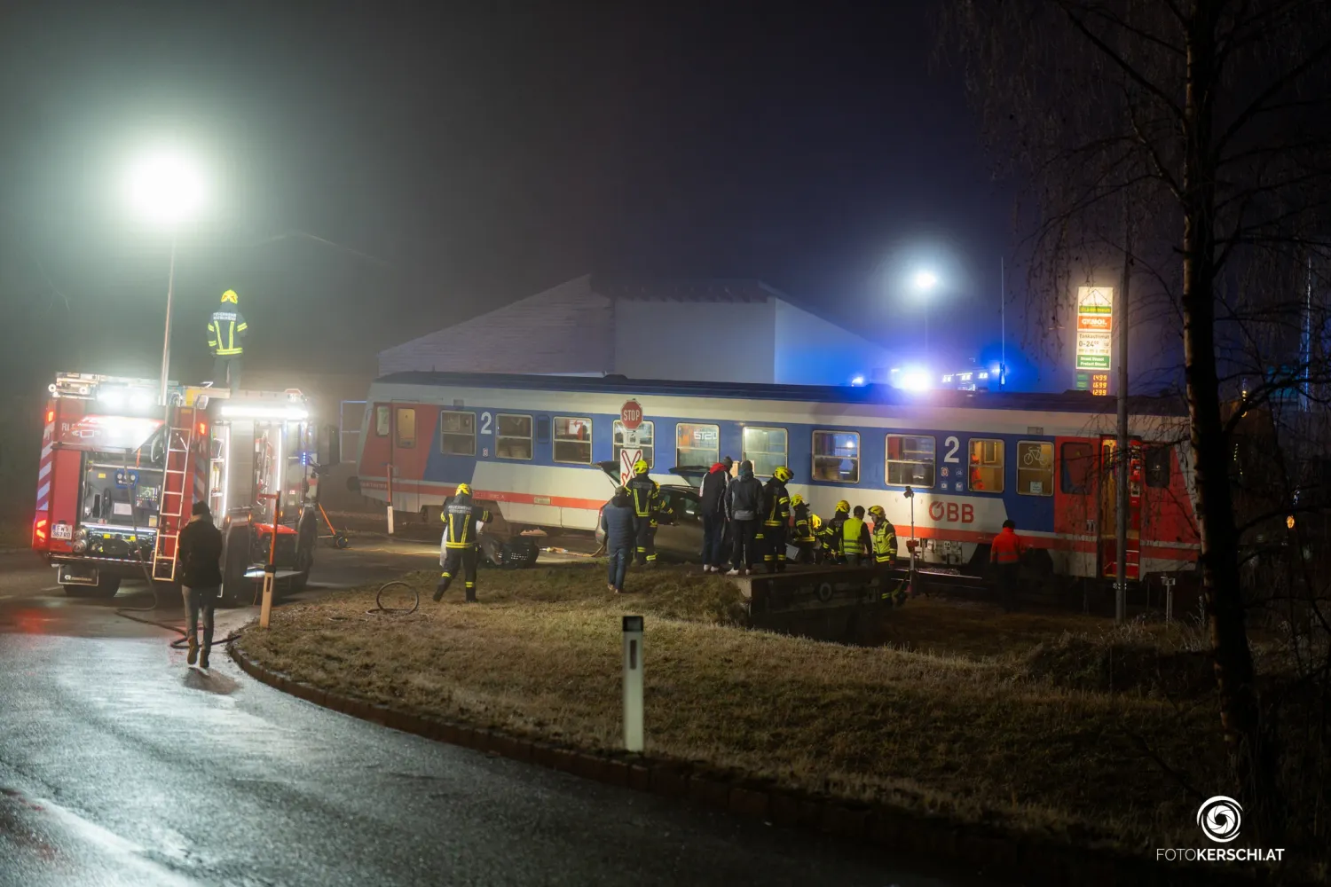 Heute.at - Crash im Nebel! Autofahrer kollidiert mit ÖBB-Zug