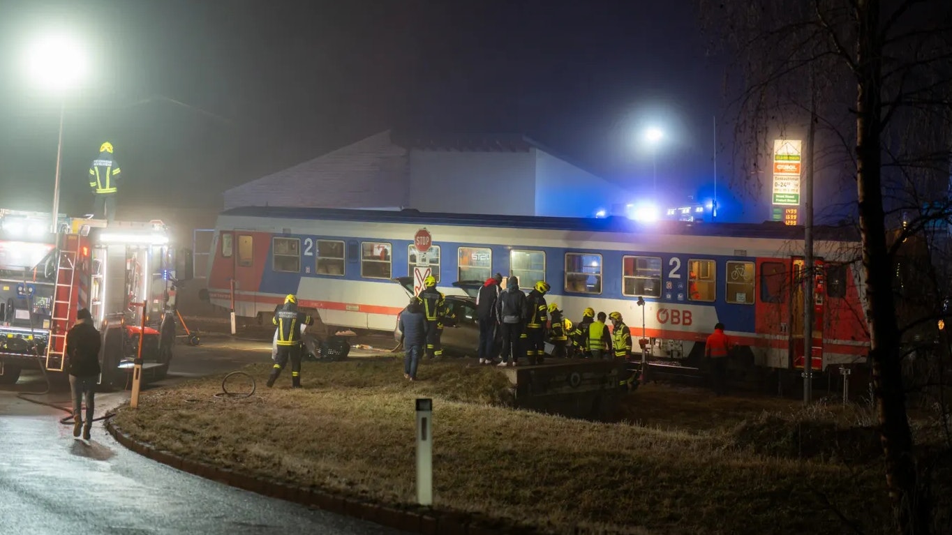 Crash im Nebel! Autofahrer kollidiert mit ÖBB-Zug