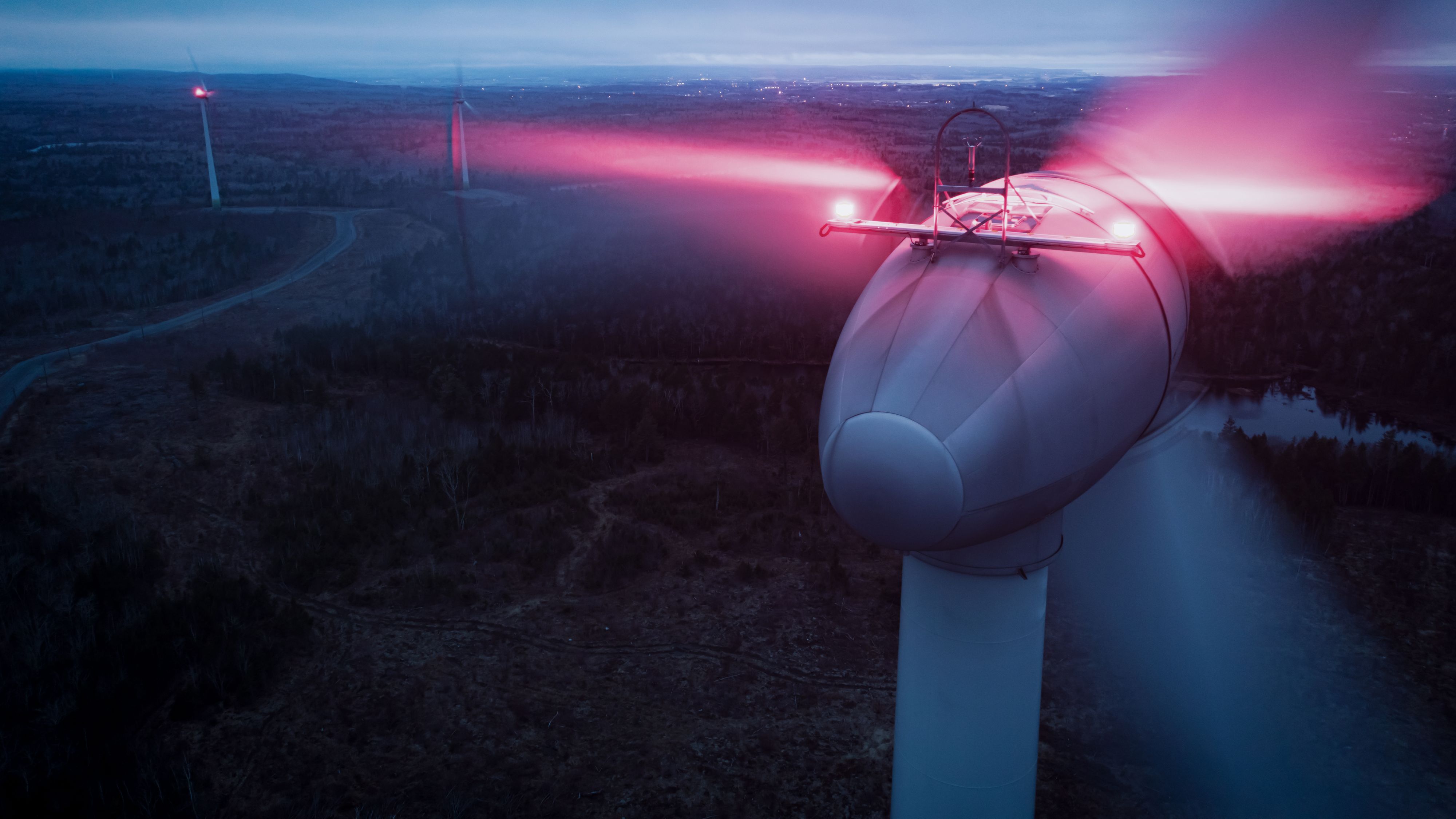 Blick auf eine Lichtanlage eines Windrades.