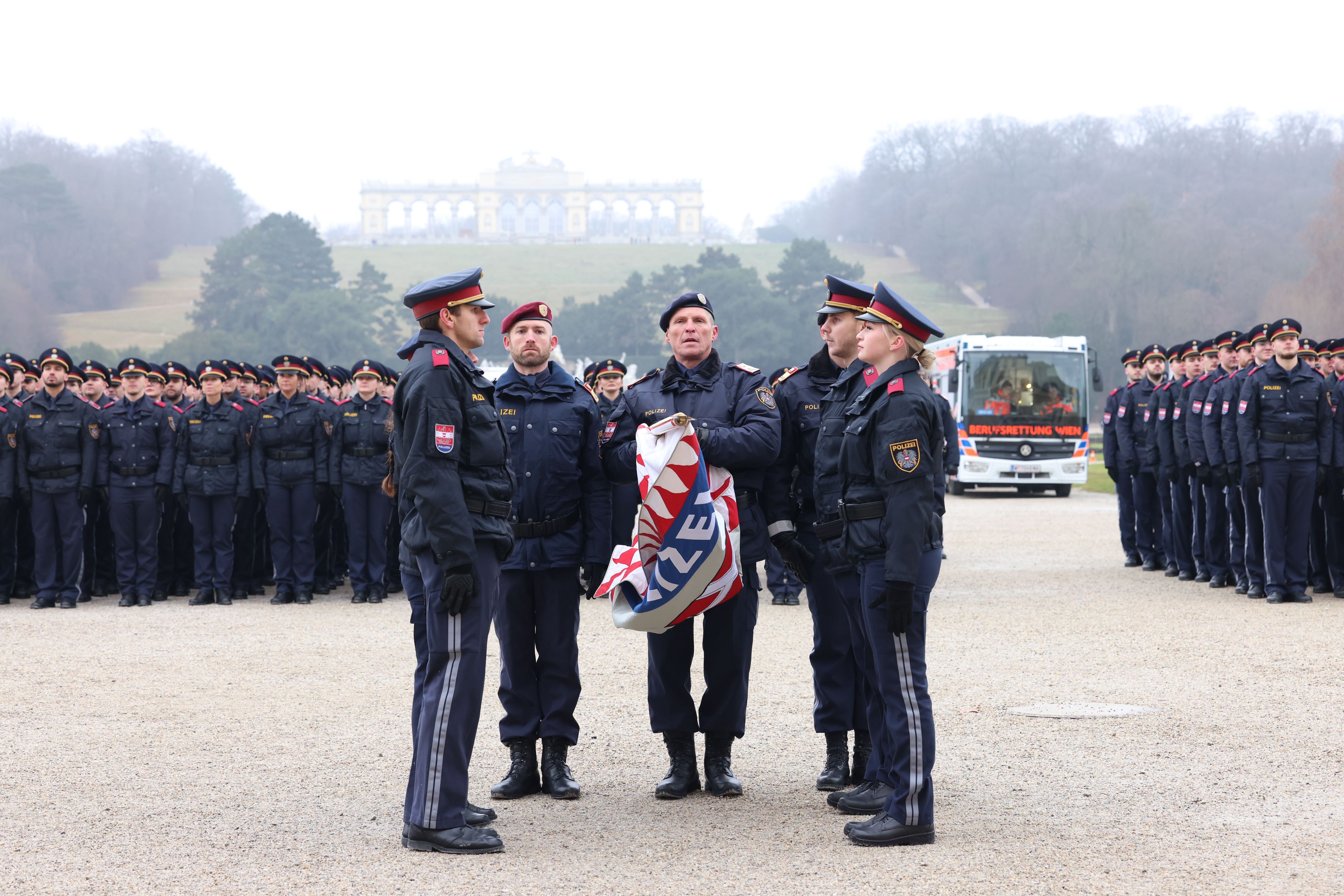 Am 16. Dezember 2025 wurden beim Schloss Schönbrunn in Wien acht Polizeigrundausbildungslehrgänge feierlich angelobt. Gleichzeitig feierten 15 Lehrgänge den Abschluss ihrer Polizeigrundausbildung.