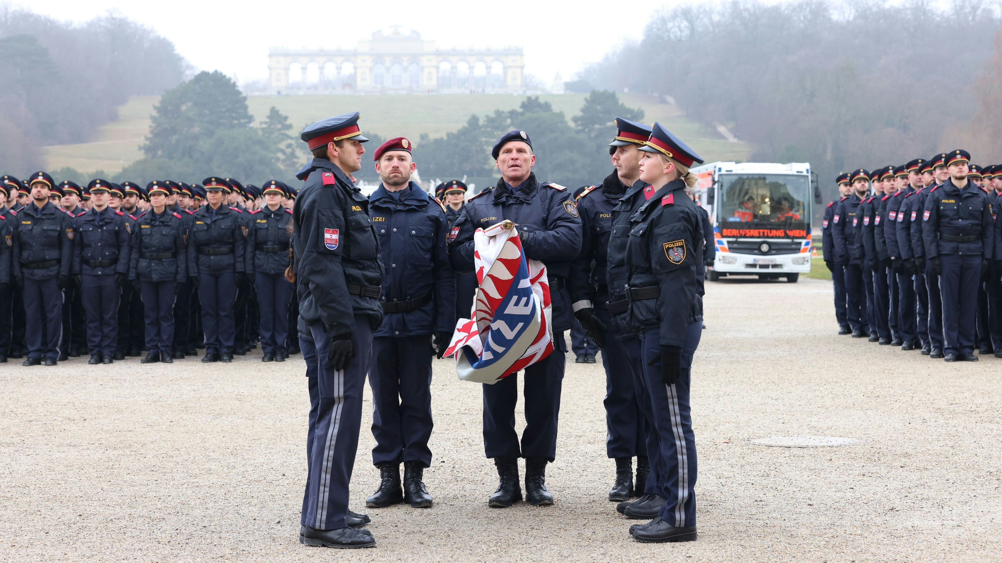 Heute.at - Ich gelobe! – 256 neue Polizisten starten in Wien