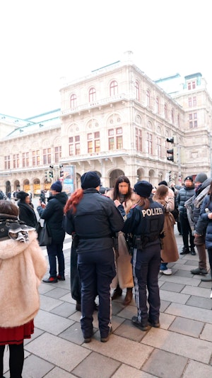 Selfie-Wahnsinn in Wien: Polizei verhängt aktuell 30-Euro-Strafen gegen Mascherl-Poser in der Innenstadt und setzt auf mehr Sicherheit.