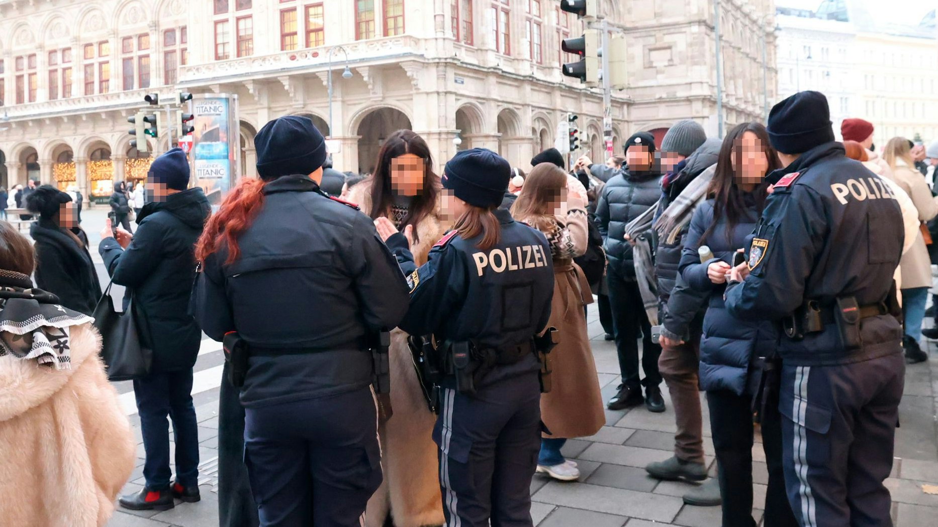 Heute.at - 30 Euro! Hier straft Polizei Mascherl-Poser in Wien ab