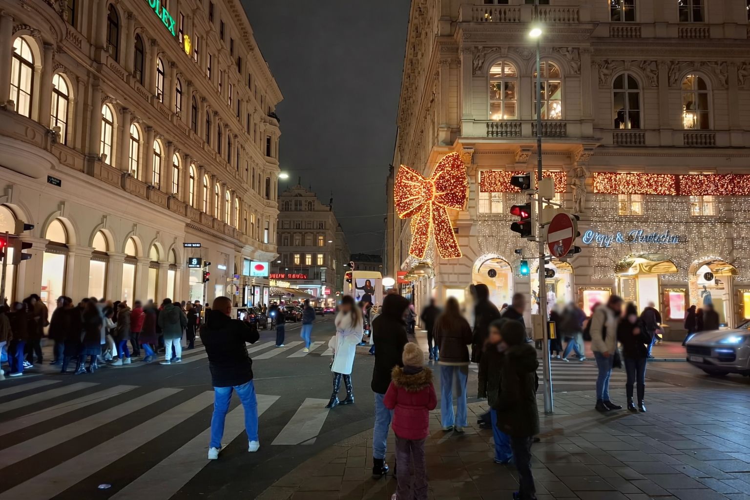 Von früh bis spät wird vor dem XXL-Mascherl gepost, was das Zeug hält – oft zum Leidwesen der anderen Verkehrsteilnehmer