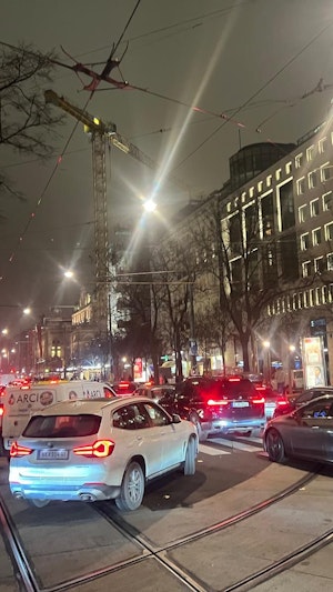 Stau in Wien: Demo legt Ring lahm. Massive Verkehrsbehinderungen und Öffi-Verzögerungen am Dienstagabend. ÖAMTC warnt, Ausweichrouten empfohlen.