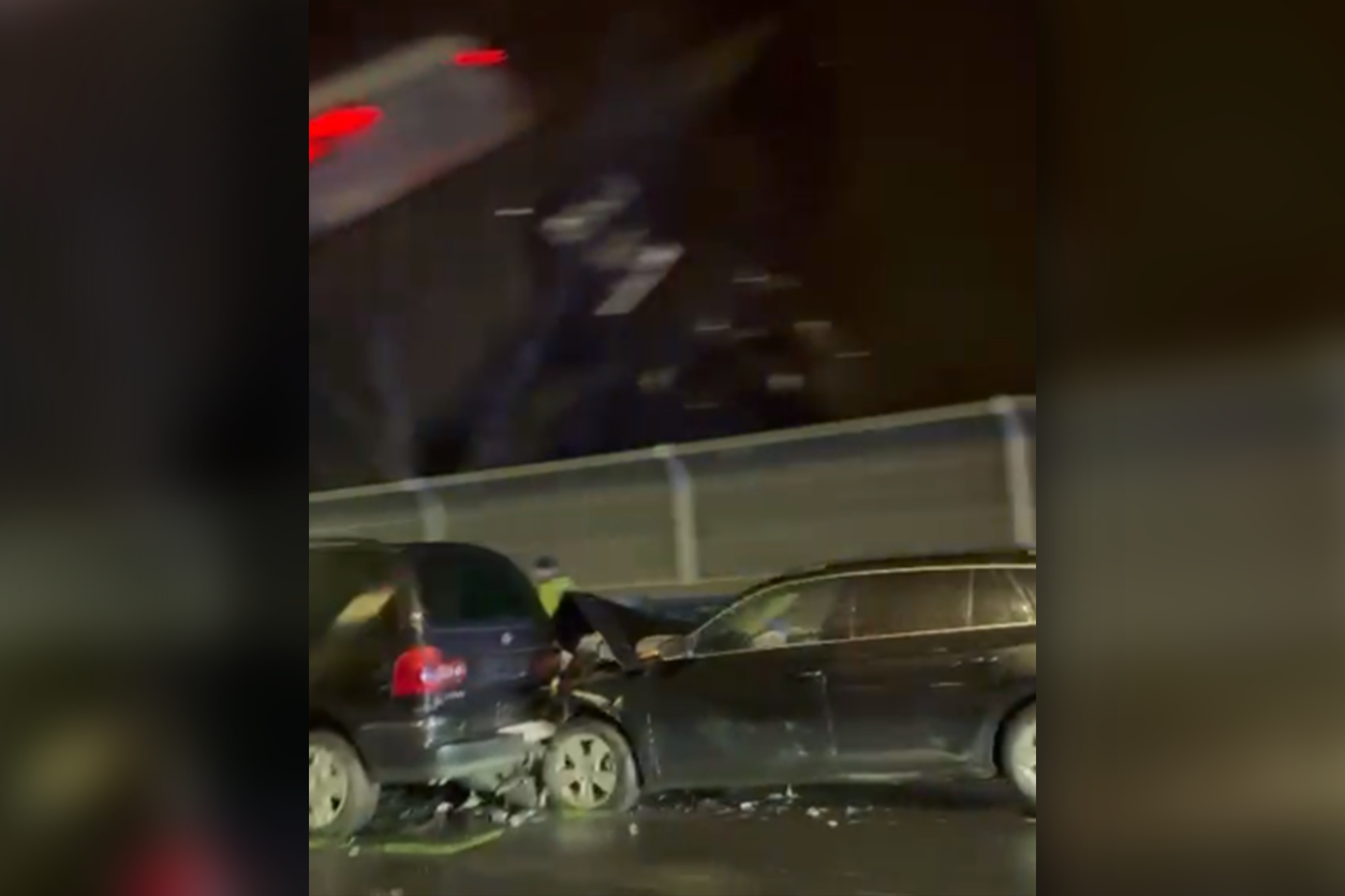 Heute.at - Schwerer Crash auf Wiener Tangente – 6 Autos verkeilt