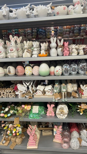 Osterdeko in Wien: Ein Shop bietet schon jetzt bunte Eier und Frühlingsartikel statt Weihnachtsware – Frühlingsgefühle mitten im Advent.