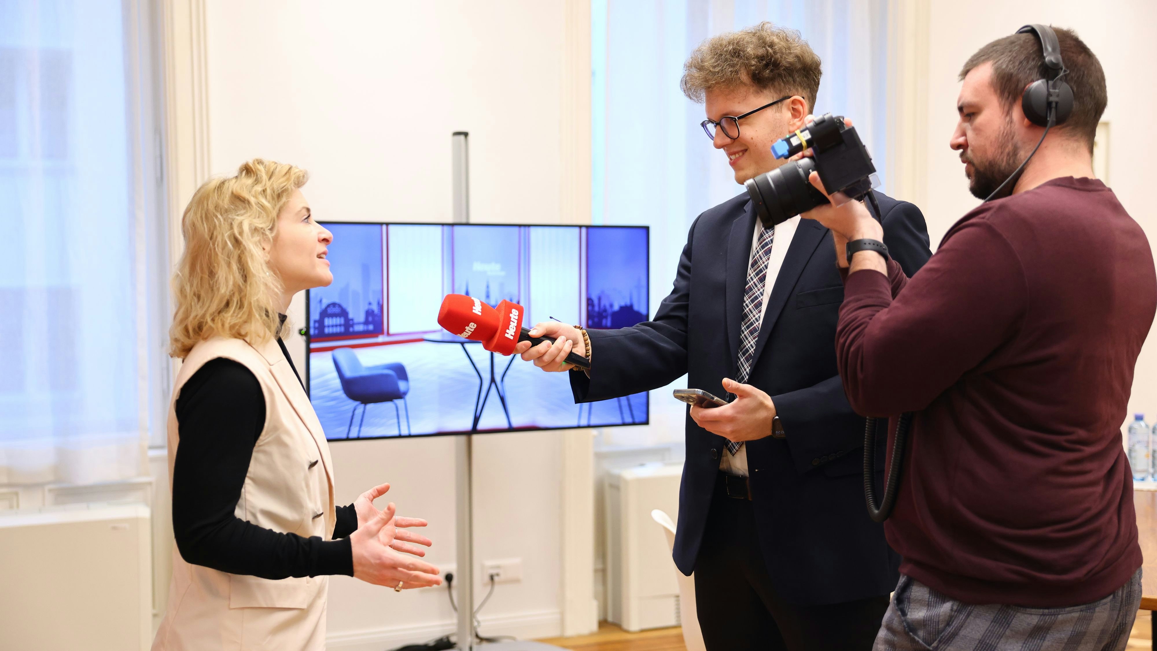 "Das Kopftuchverbot für Mädchen unter 14 ist norwendig, weil es sehr oft von den Eltern vorgeschrieben wird. Schule soll ein zwangfreier Raum sein."