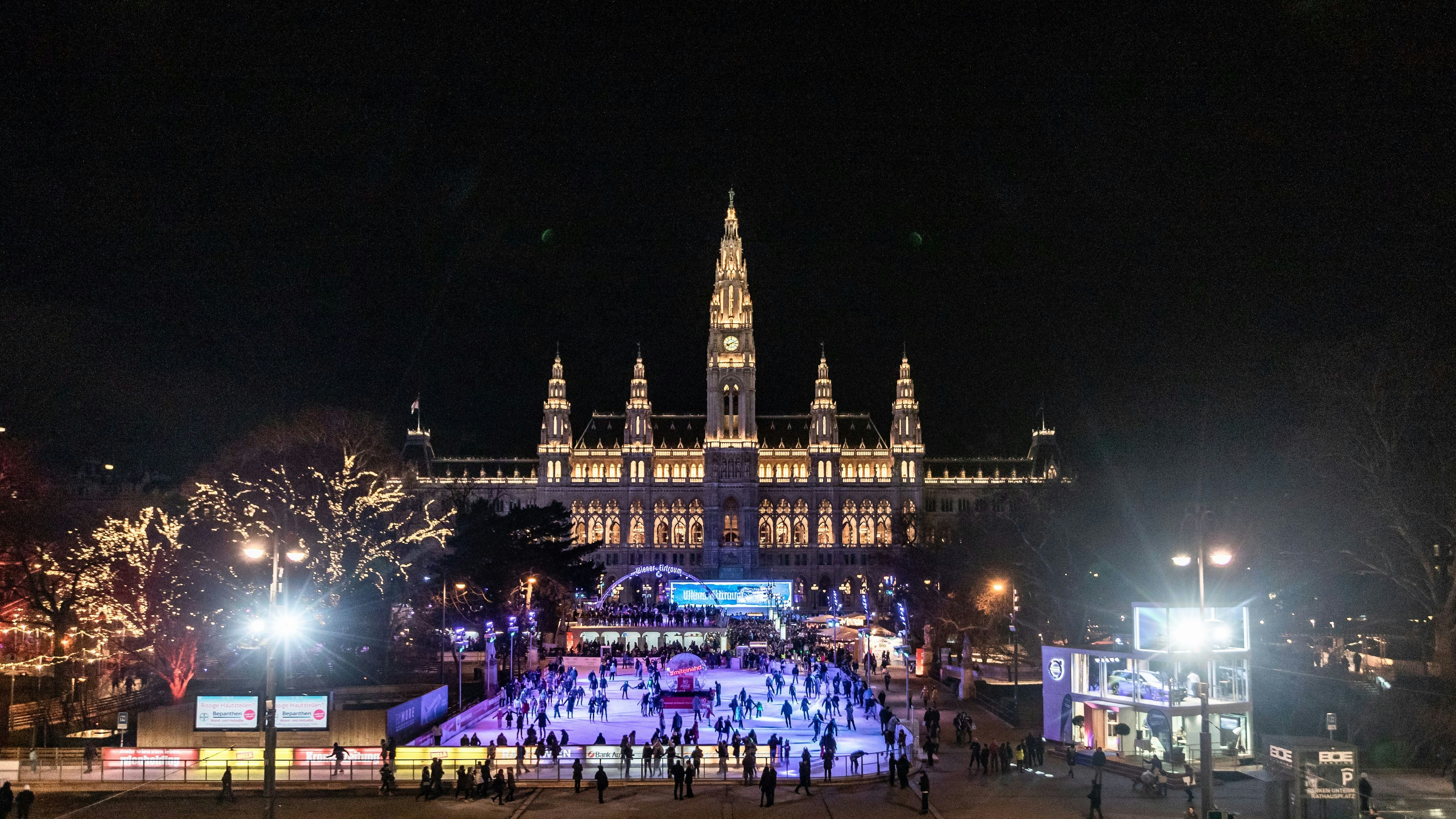 Der Wiener Eistraum bietet auch heuer wieder eine Eisfläche von über 10.000 Quadratmetern zu der auch dei verschlungenen Wege durch den Rathauspark zählen.