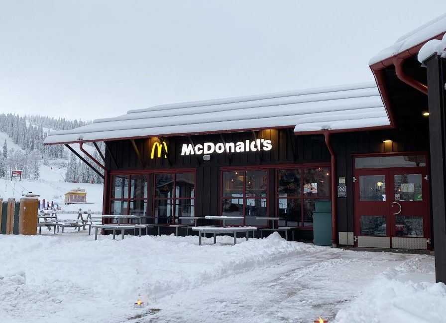 Heute.at - Hier gibt's den weltweit ersten Ski-Thru-McDonald's
