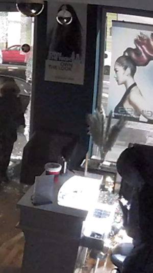 Einbruch Wien Friseursalon: Zwei Männer brechen am Alsergrund ein, geringer Geldschaden, hohe Türreparatur – Polizei ermittelt aktuell.