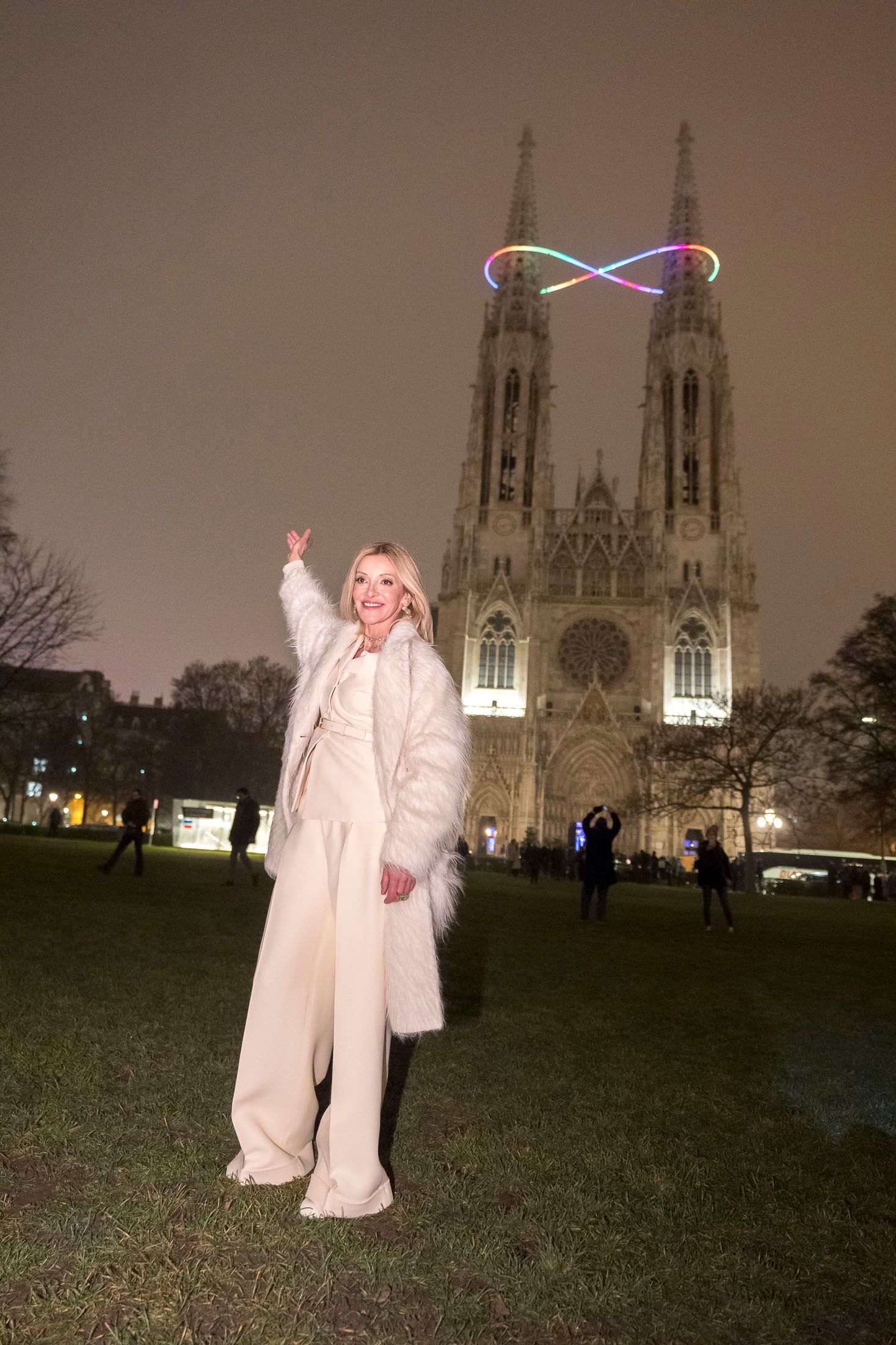 Heute.at - Unendlichkeit des Lichtes strahlt nun auf Votivkirche