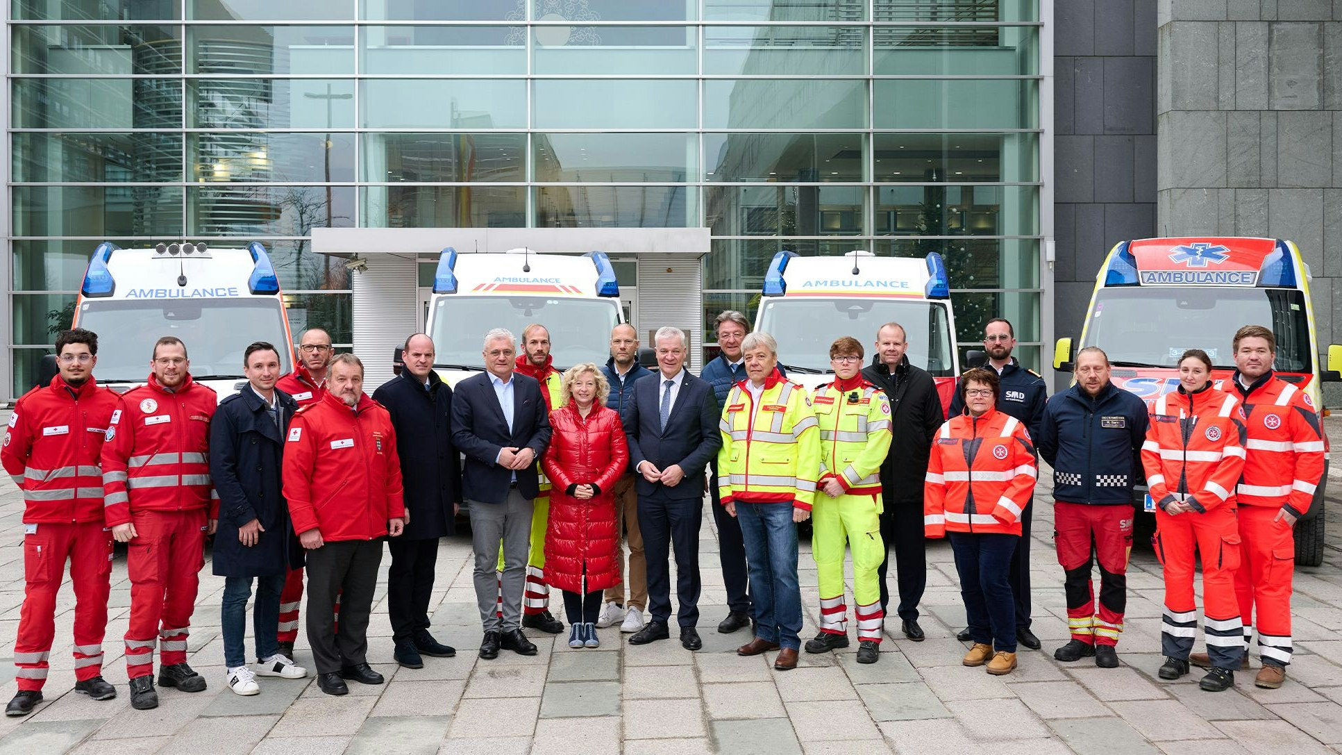 Vizepräsident NÖ Gemeindebund Bürgermeister Lambert Handl, Rotkreuz-Präsident Hans Ebner, Vizepräsident NÖ Gemeindevertreterverband Landtagsabgeordneter Rene Zonschits, Landesrat Martin Antauer, Landesrätin Eva Prischl, Notruf NÖ Geschäftsführer Christian Fohringer, Landesrat Anton Kasser, Notruf NÖ Geschäftsführer Josef Schmoll, Präsident des Arbeiter-Samariter-Bundes Niederösterreich Hannes Sauer, Johanniter Präsidiumsbeauftragte NÖ Anneliese Gottwald und SMD-Pressesprecher Nicolas Pock mit Mitarbeiterinnen und Mitarbeitern der Rettungsorganisationen.