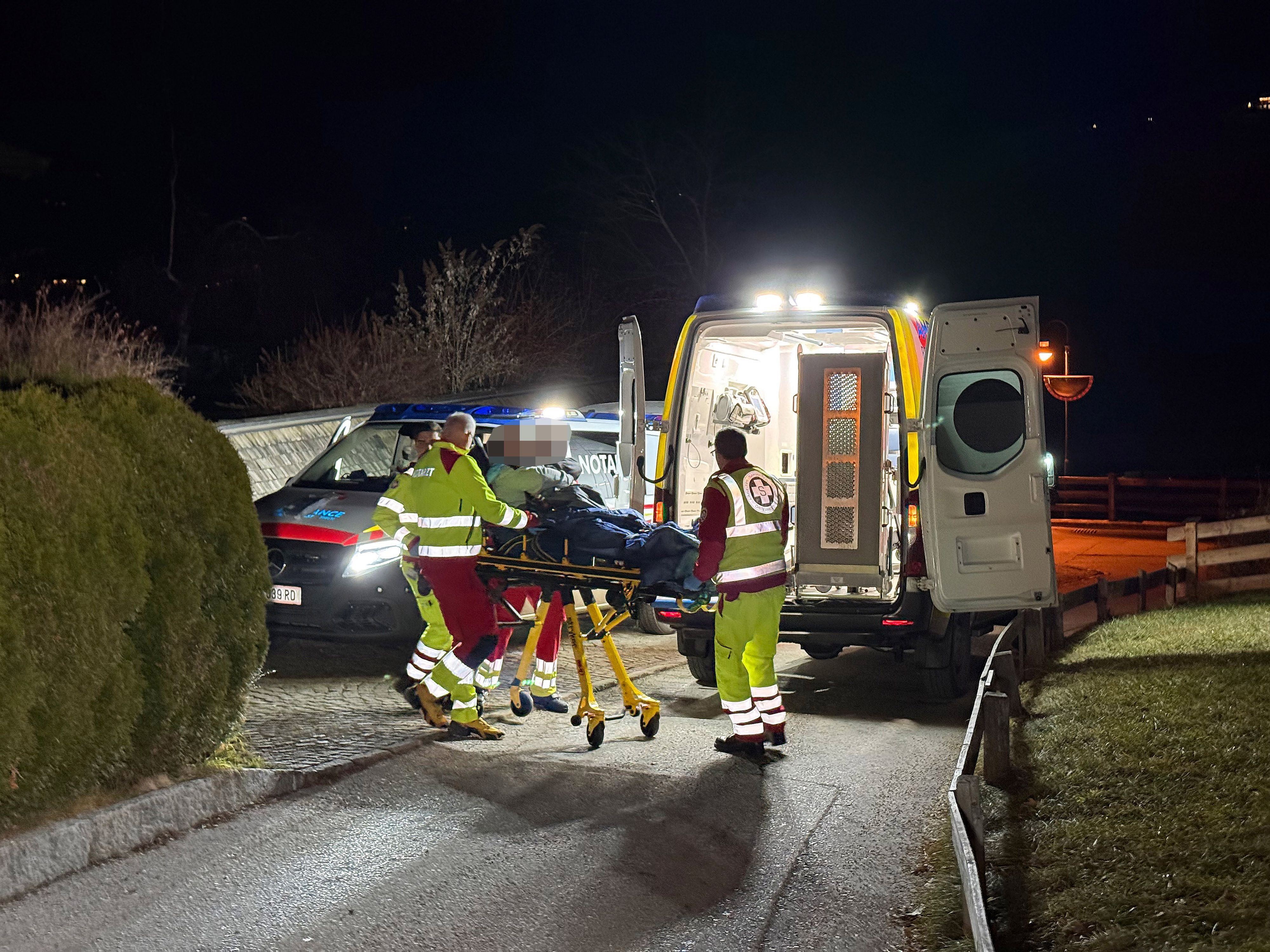 Heute.at - Betrunkener liegt auf Straße – Auto fährt über Bein