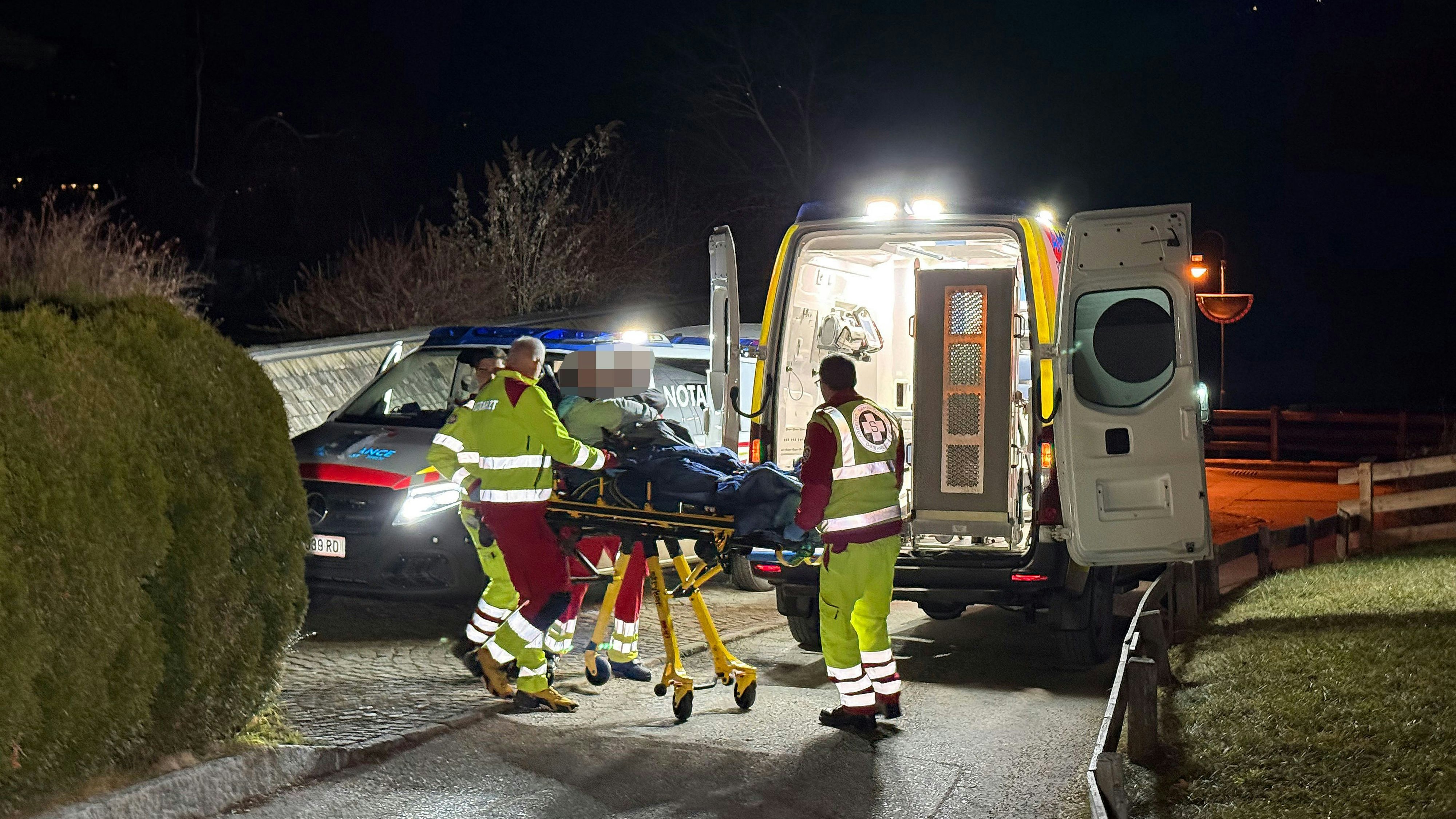 Heute.at - Betrunkener liegt auf Straße – Auto fährt über Bein