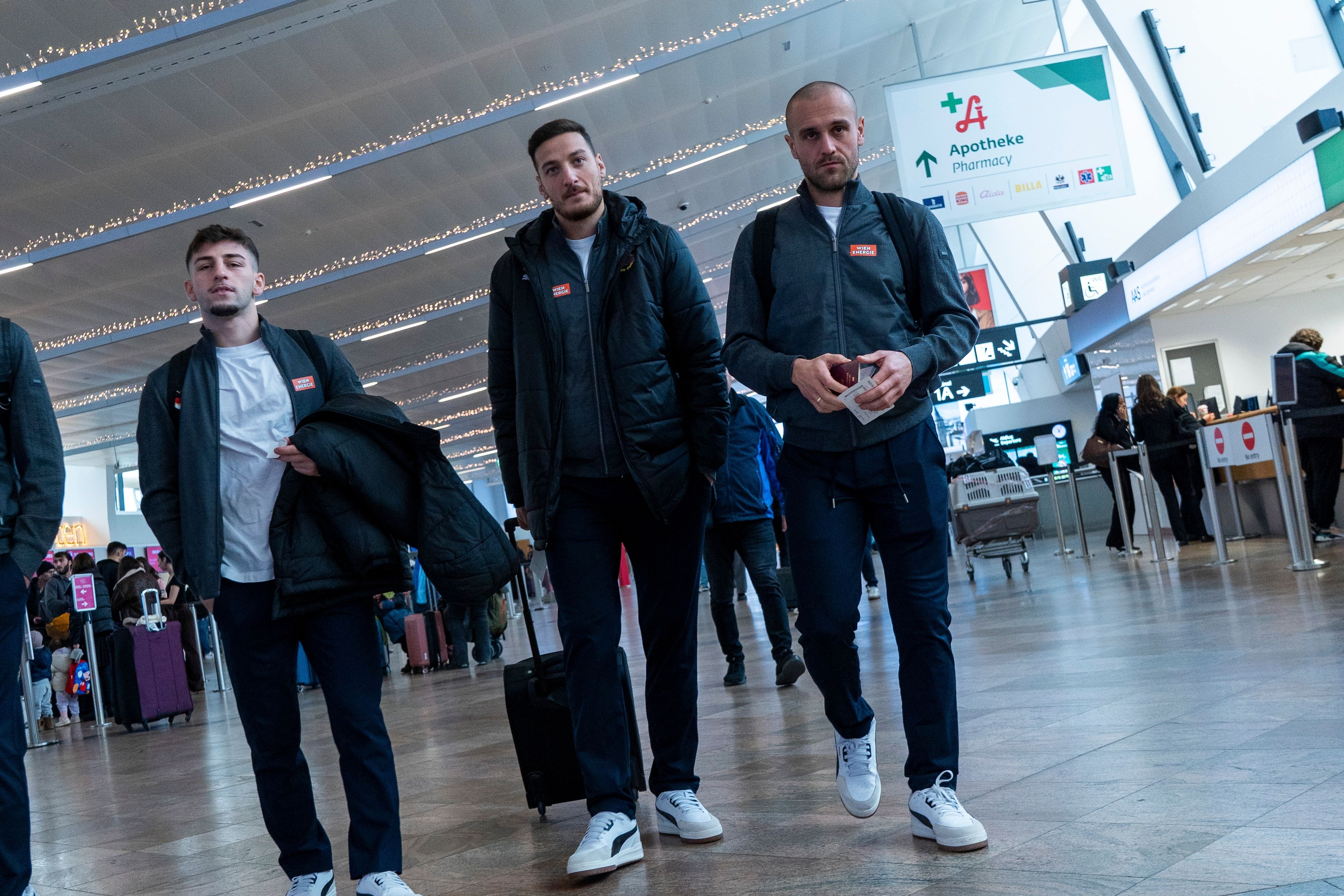 Die Spieler des SK Rapid vor dem Abflug.