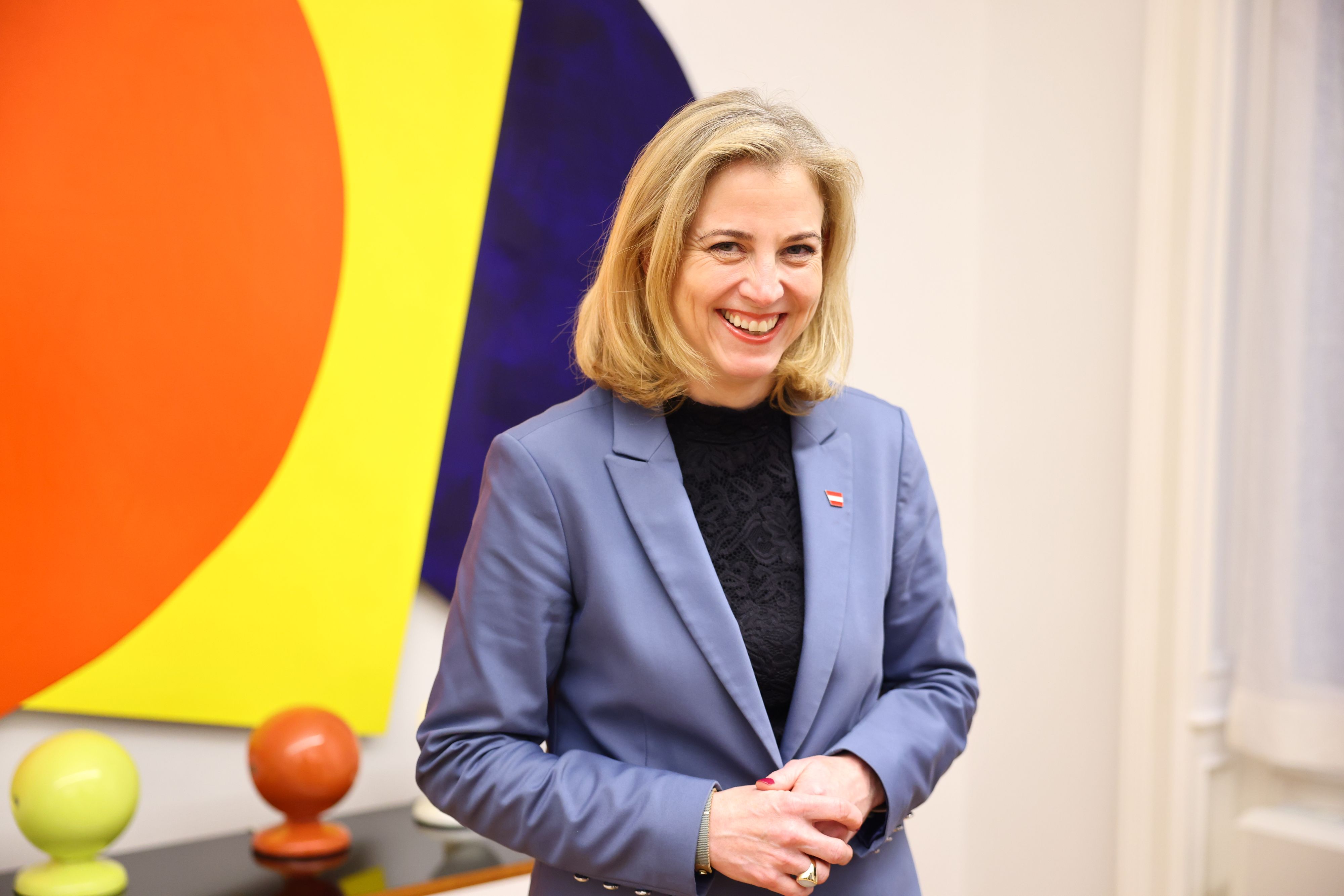 Außenministerin Beate Meinl-Reisinger dreht am Botschafter-Rad.