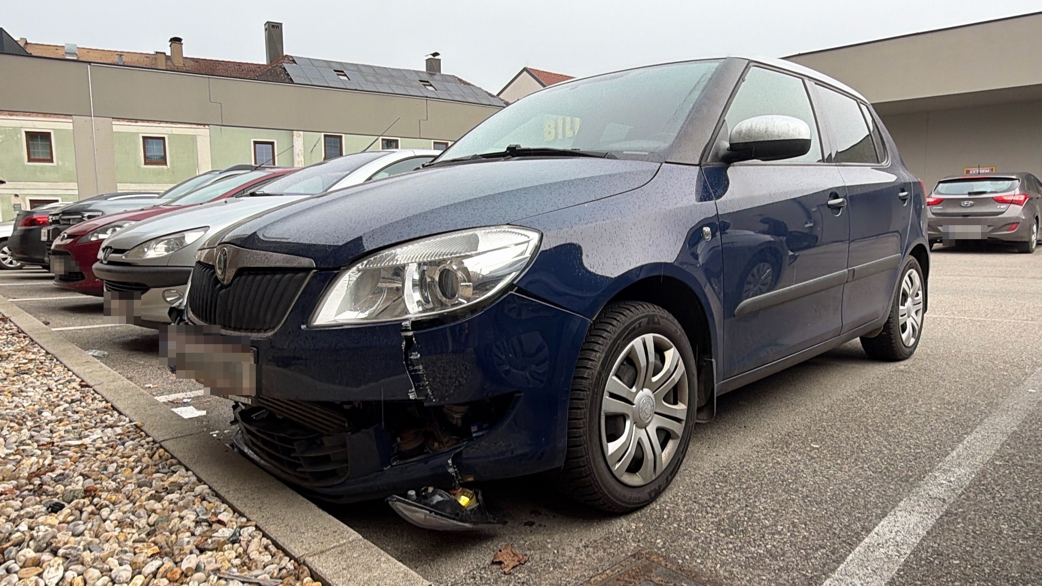 Einbruch in Juweliergeschäft in Loosdorf: Mit diesem Auto rasten die Täter in das Geschäft.