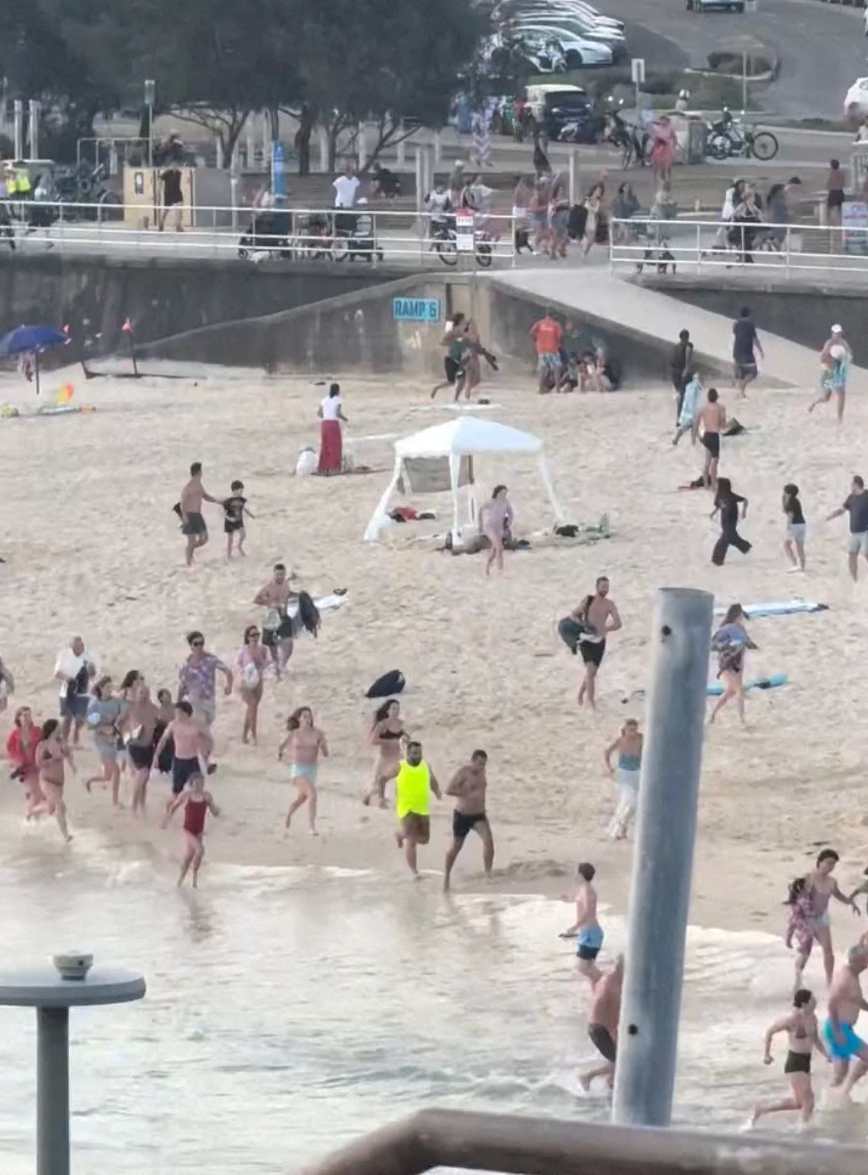 Tausende Menschen flohen am Sonntag in Panik von Bondi Beach, als die ersten Schüsse abgefeuert werden.