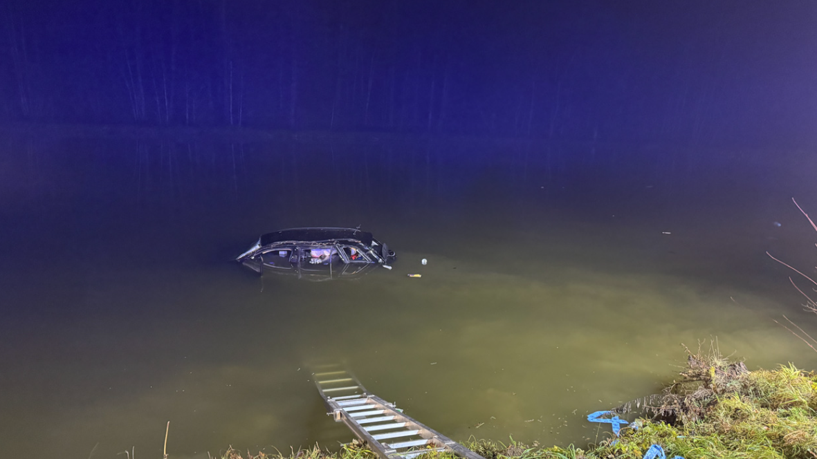 Heute.at - Autofahrerin (68) landet mit ihrem Pkw in Fischteich