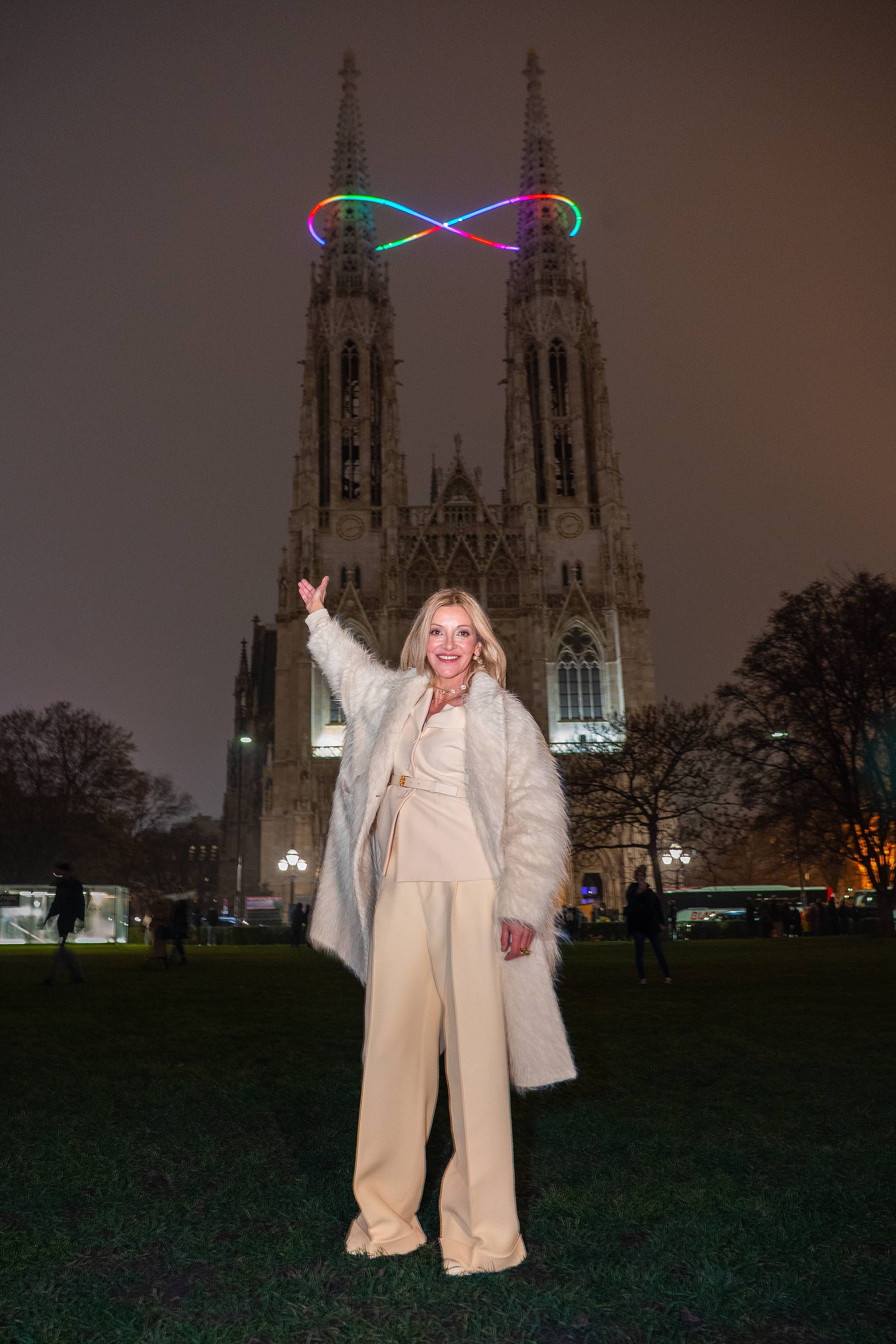 Heute.at - Promis feiern ein Lichtzeichen, das begeistert