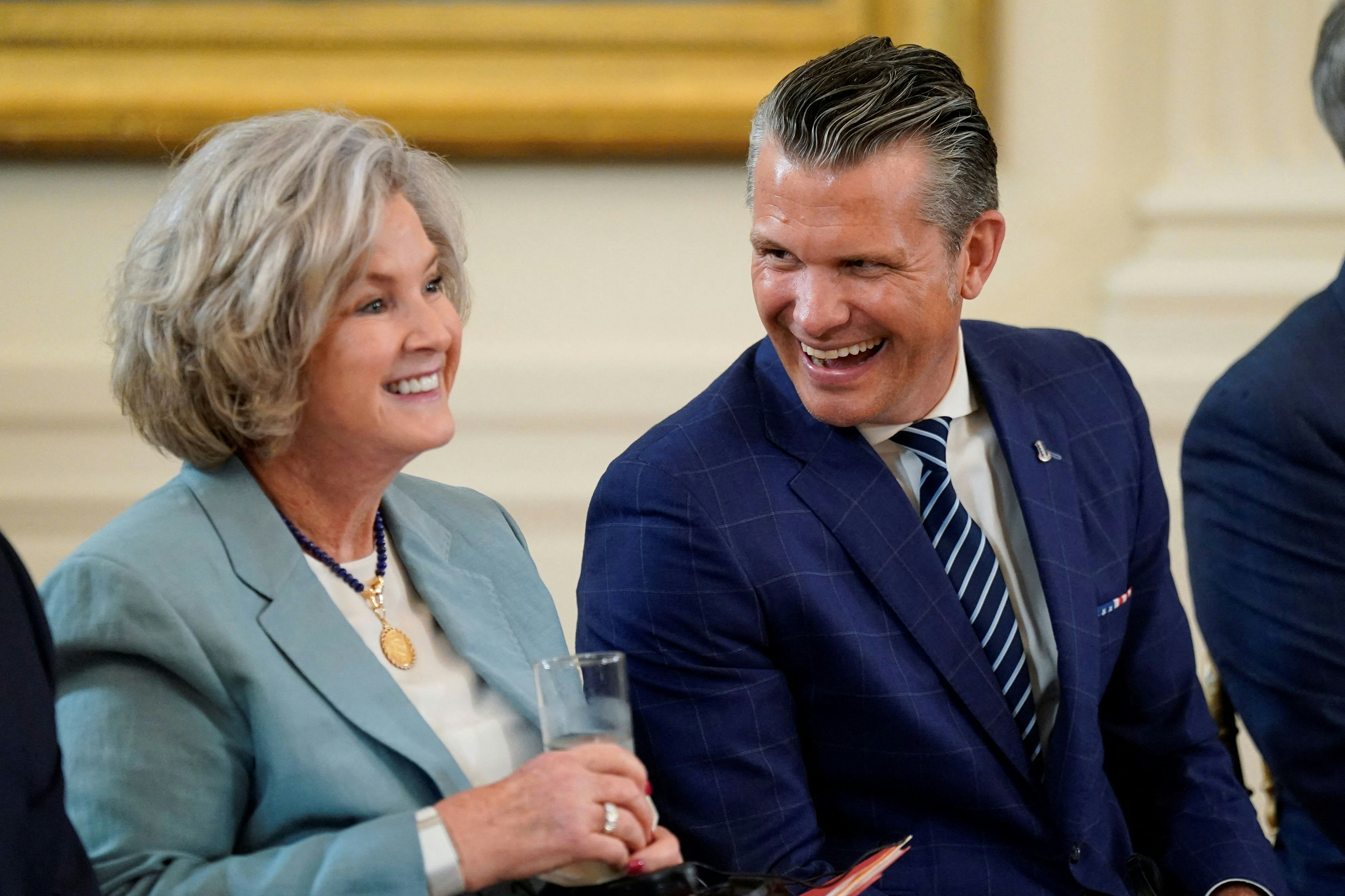 Bei Teilen der Republikaner umstritten, bei Susie Wiles dick im Geschäft: "Kriegsminister" Pete Hegseth ist für sie "der richtige Mann, um es mit den Mächtigen aufzunehmen"