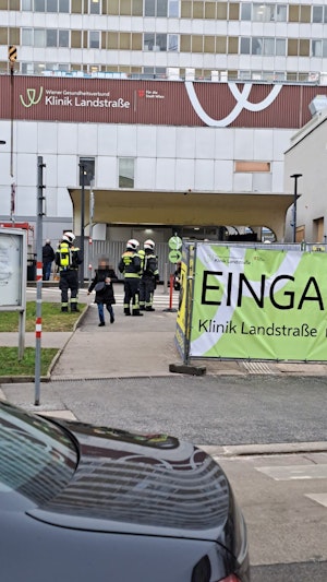 Feuer-Alarm in Wiener Klinik: Schwelbrand sorgt für Großeinsatz von Feuerwehr und Rettung im Spital Landstraße. Aktuelle Entwicklungen hier.