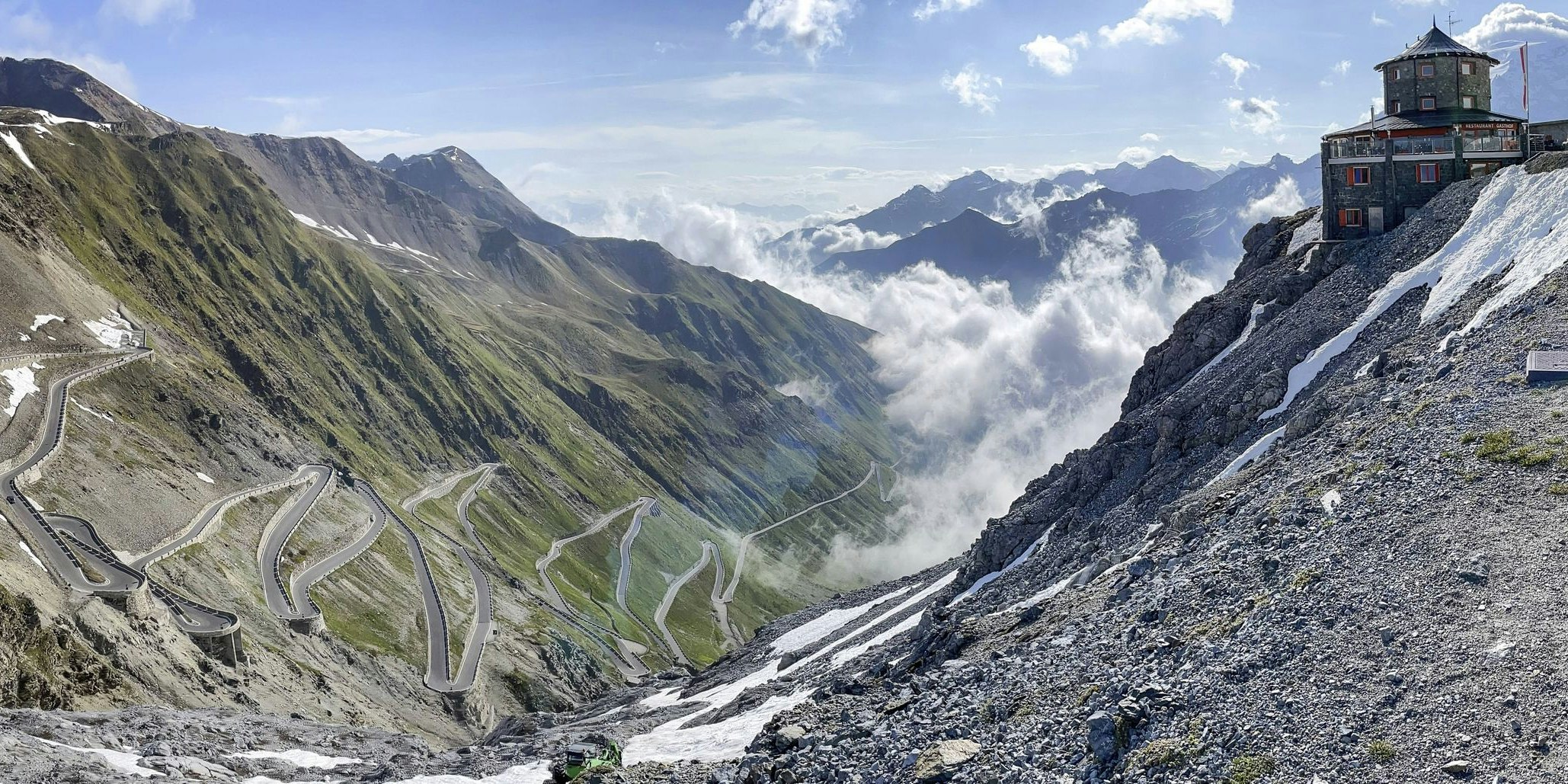 Panoramablick auf die Passstraße zum Stilfser Joch in Südtirol.