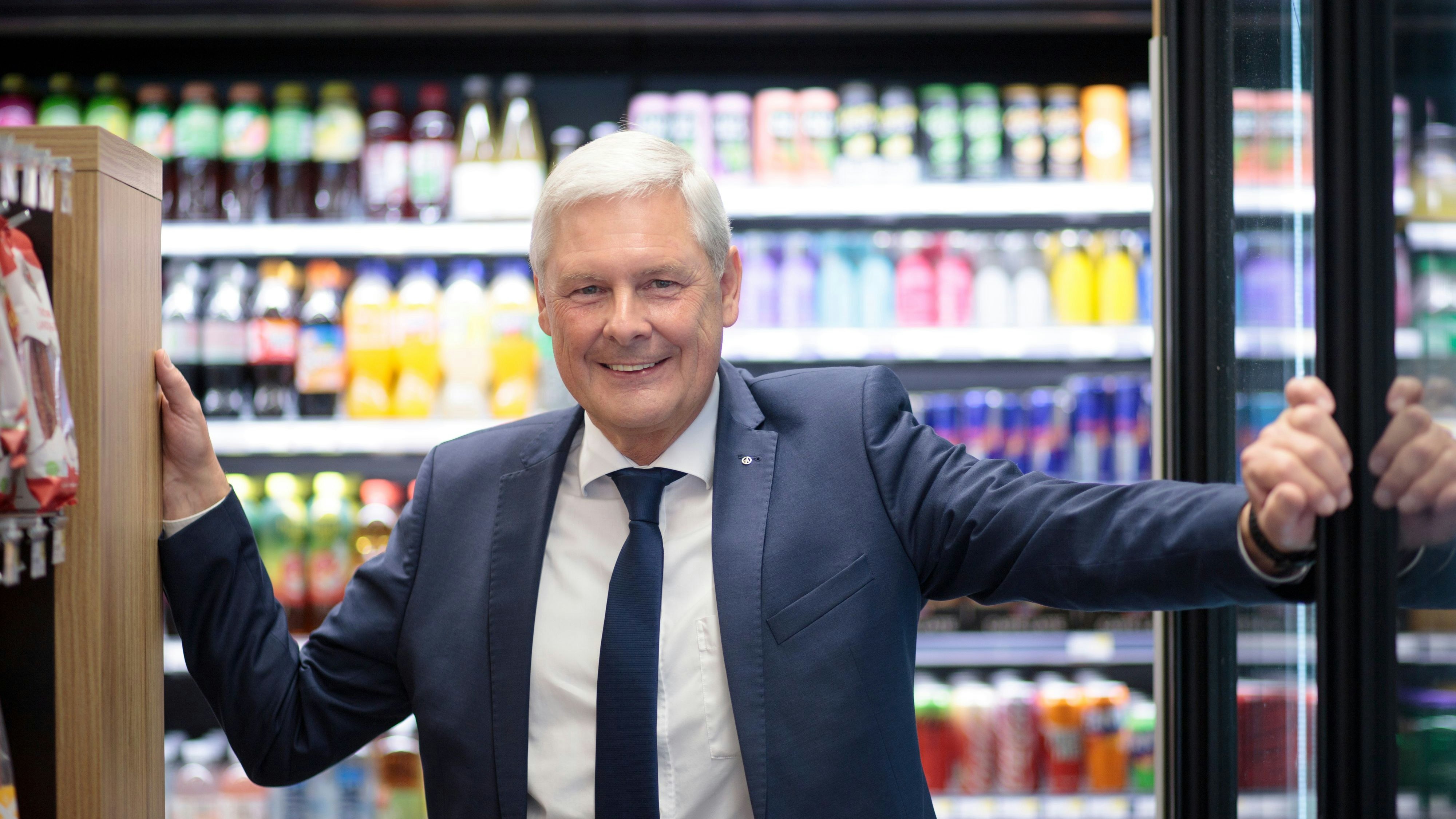 Spar-Chef Hans Reisch rechnet mit der "Shrinkflation" ab – und sieht die Verantwortung dafür klar bei den großen Lebensmittel- und Konsumgüterkonzernen, nicht beim Handel. "Der Lebensmittelhandel kann nichts dafür. Die Erzeuger machen das", so Reisch.