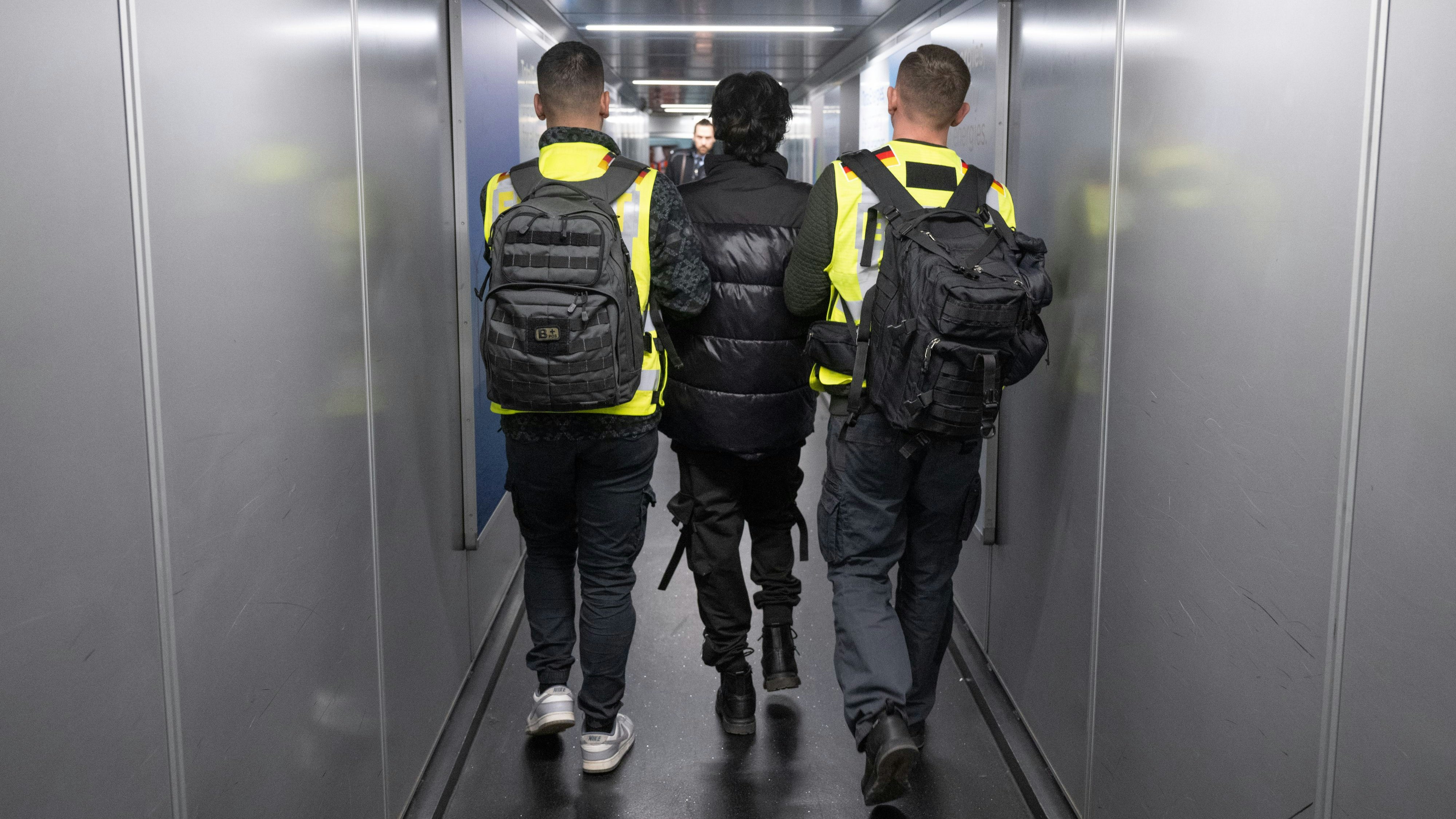 Heute.at - Deutschland schiebt Afghanen ab – Lob aus Österreich