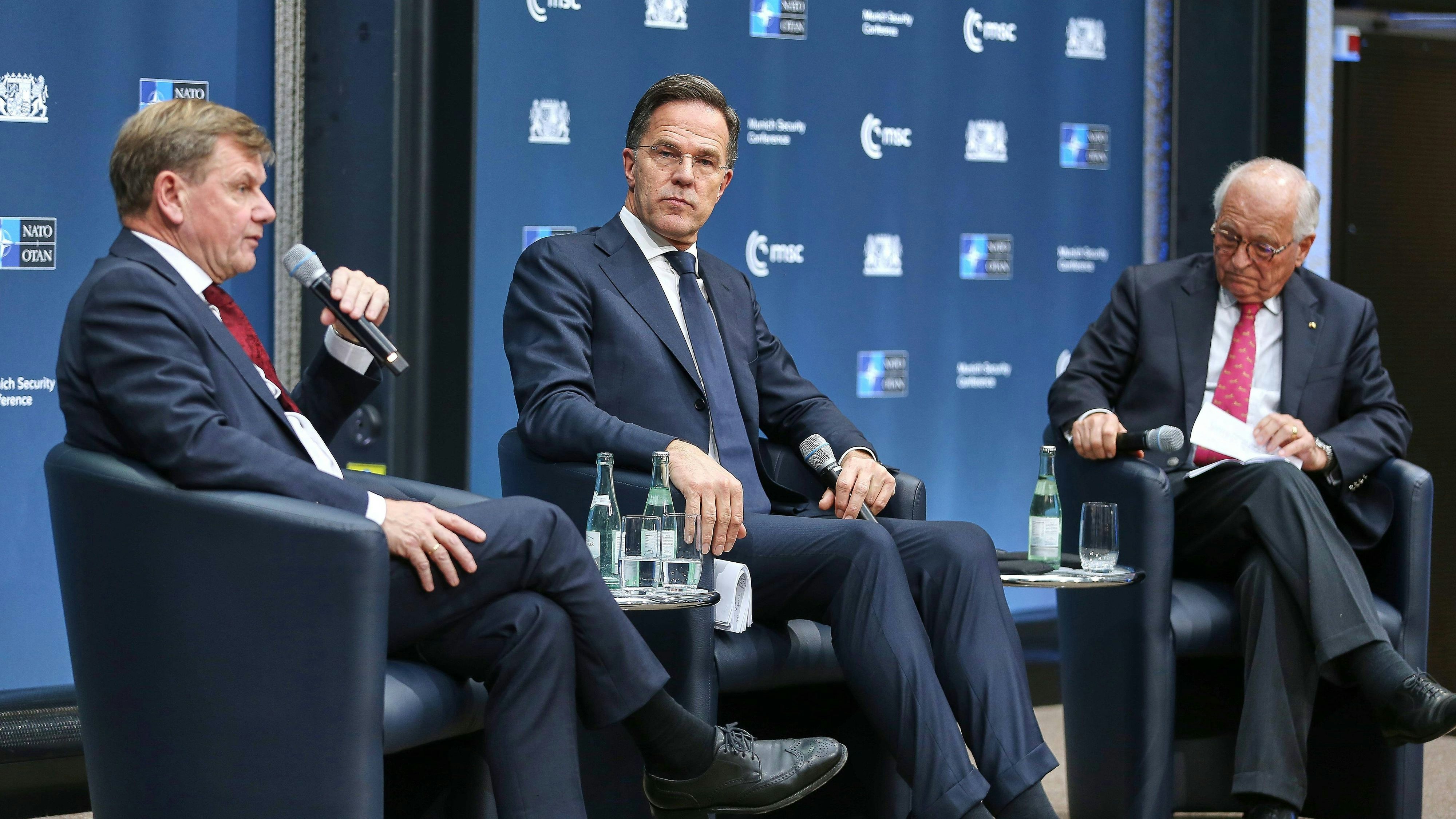 Deutschlands Außenminister Johann Wadephul (l.) und NATO-Generalsekretär Mark Rutte (m.) neben Wolfgang Ischinger (r.).