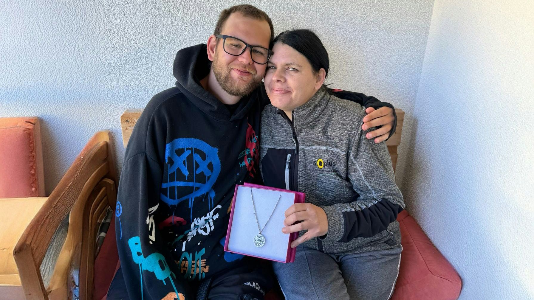 Nico (25) mit Mama Michaela (44).