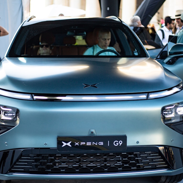 Um seine Auto-Industrie zu schützen, erhöhte die Europäische Union die Steuern auf Autos aus China. Auf Hybrid-Fahrzeuge wurde vergessen, nun wird der EU-Markt damit überschwemmt. Bitter, aber Österreich profitiert zumindest ein bisschen davon.