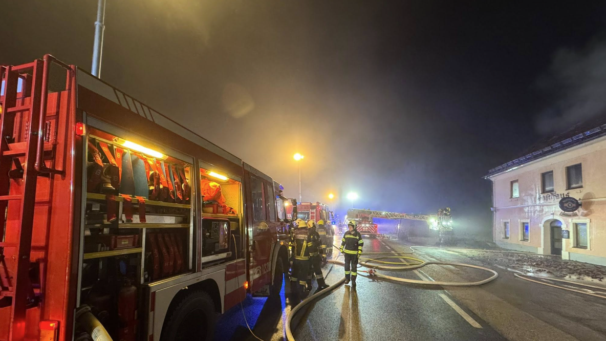 Heute.at - Dachstuhl in Flammen – 103 Feuerwehrleute im Einsatz