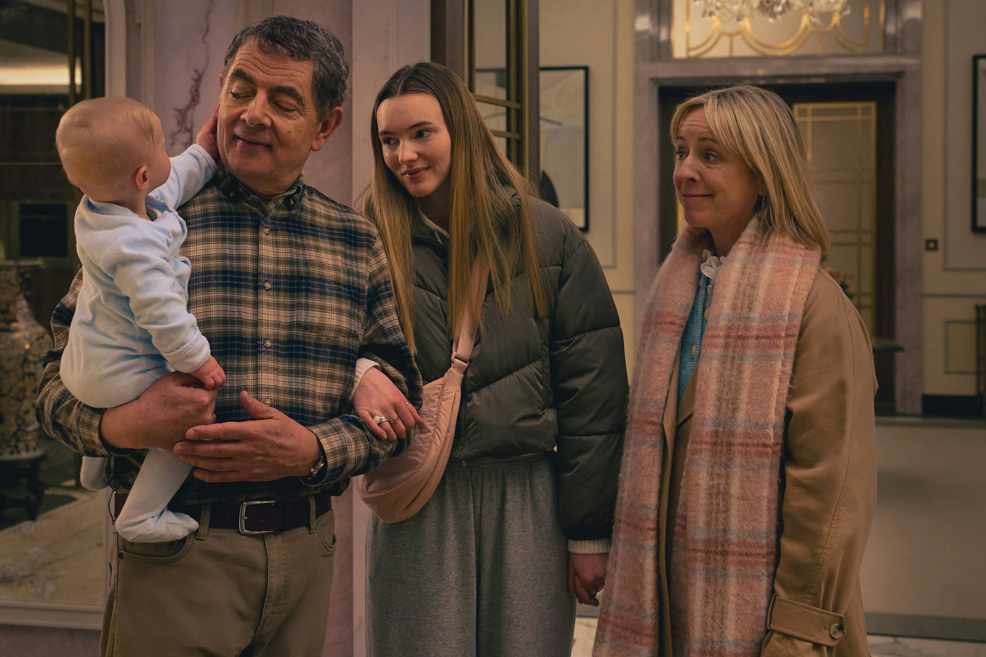 Trevors Tochter Maddy (Alanah Bloor) und seine Ex-Frau Jess (Claudia Blakley) finden "Baby Jesus" auch ganz süß, obwohl er mit dem Computer generiert wurde