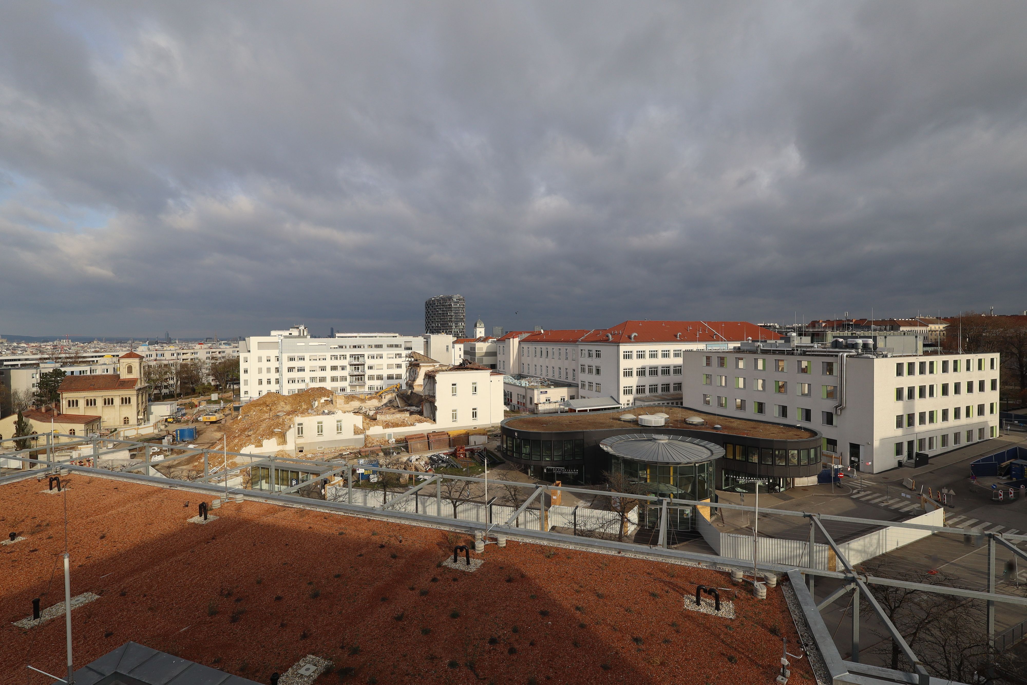 Heute.at - Klinik Favoriten: Abriss für neue Notaufnahme läuft