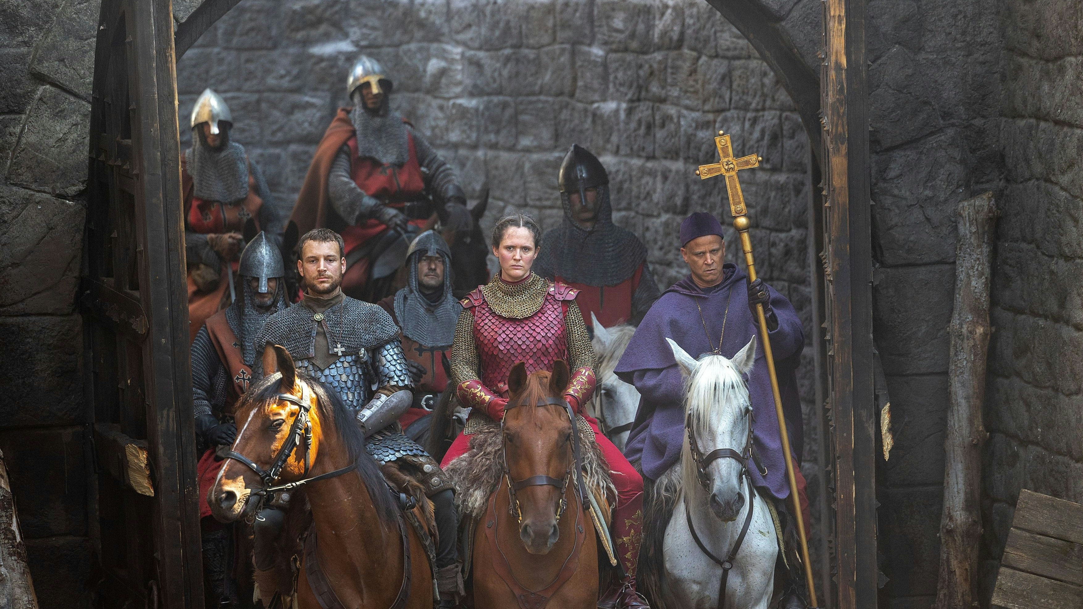 Emily Cox (M.) verkörpert die böse Königin Mercia. Während des Drehs war die Schauspielerin schwanger.