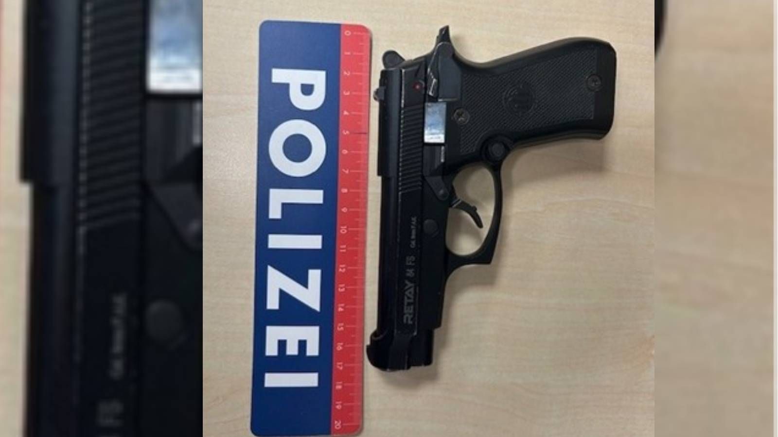 Mit dieser Pistole soll der 17-Jährige die Personen bedroht haben.
