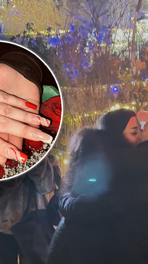 Heiratsantrag Wien: Überraschende Verlobung am Rathausplatz rührt Passanten. Ungarisches Paar verlobt sich beim Christkindlmarkt.