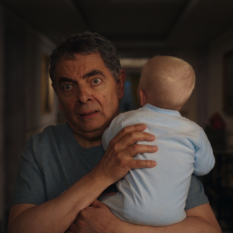 Der Weihnachts-Vierteiler "Man vs. Baby" setzt die Erfolgsserie "Man vs. Bee" von 2022 fort. Rowan Atkinson, Autor und Hauptdarsteller in Personalunion, brilliert einmal mehr mit Mr. Bean-Humor, das Baby ist zuckersüß, aber computergeneriert. Ab sofort auf Netflix.