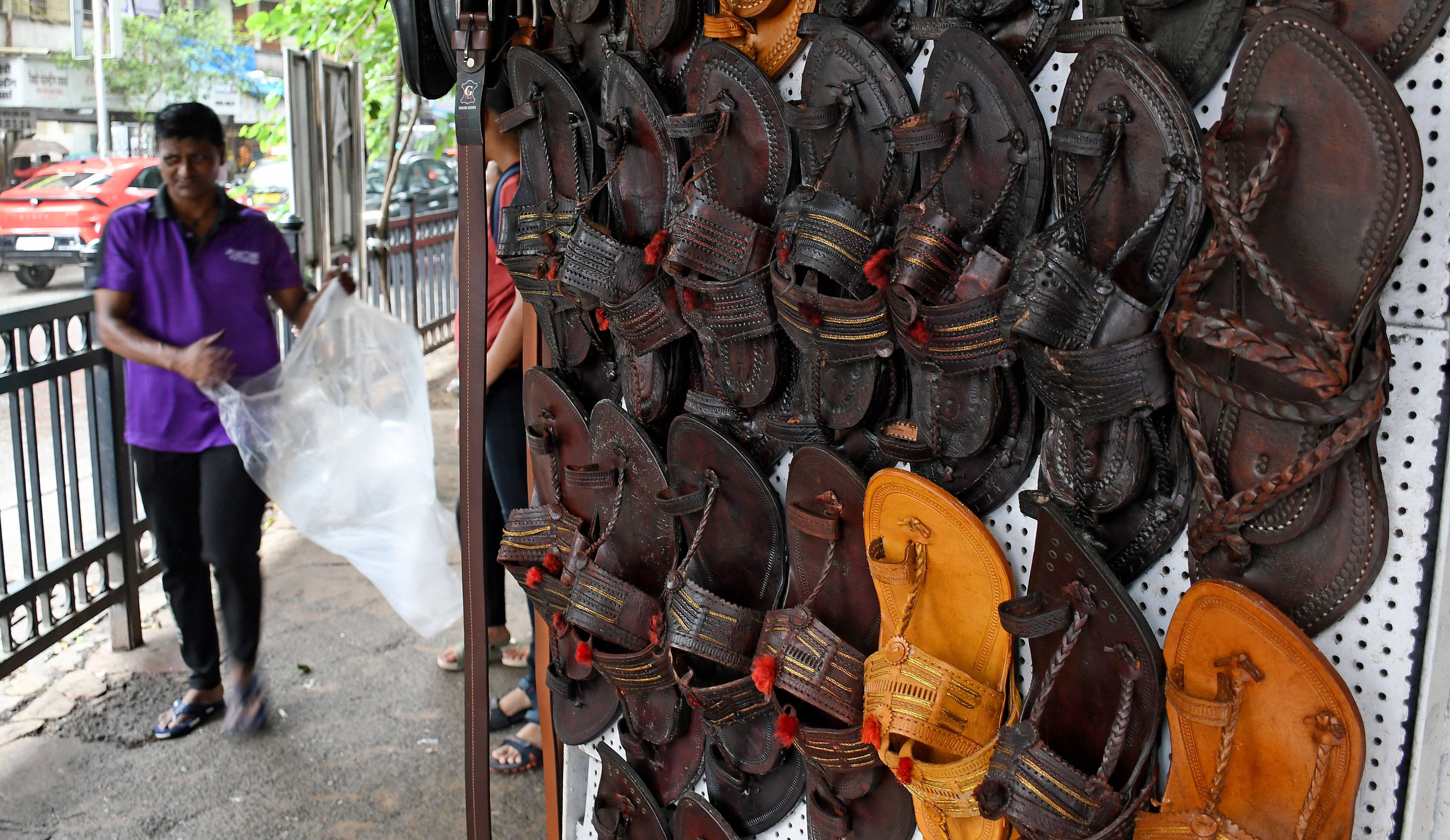 Heute.at - Nach Kritik: Prada macht die Indien-Sandalen doch