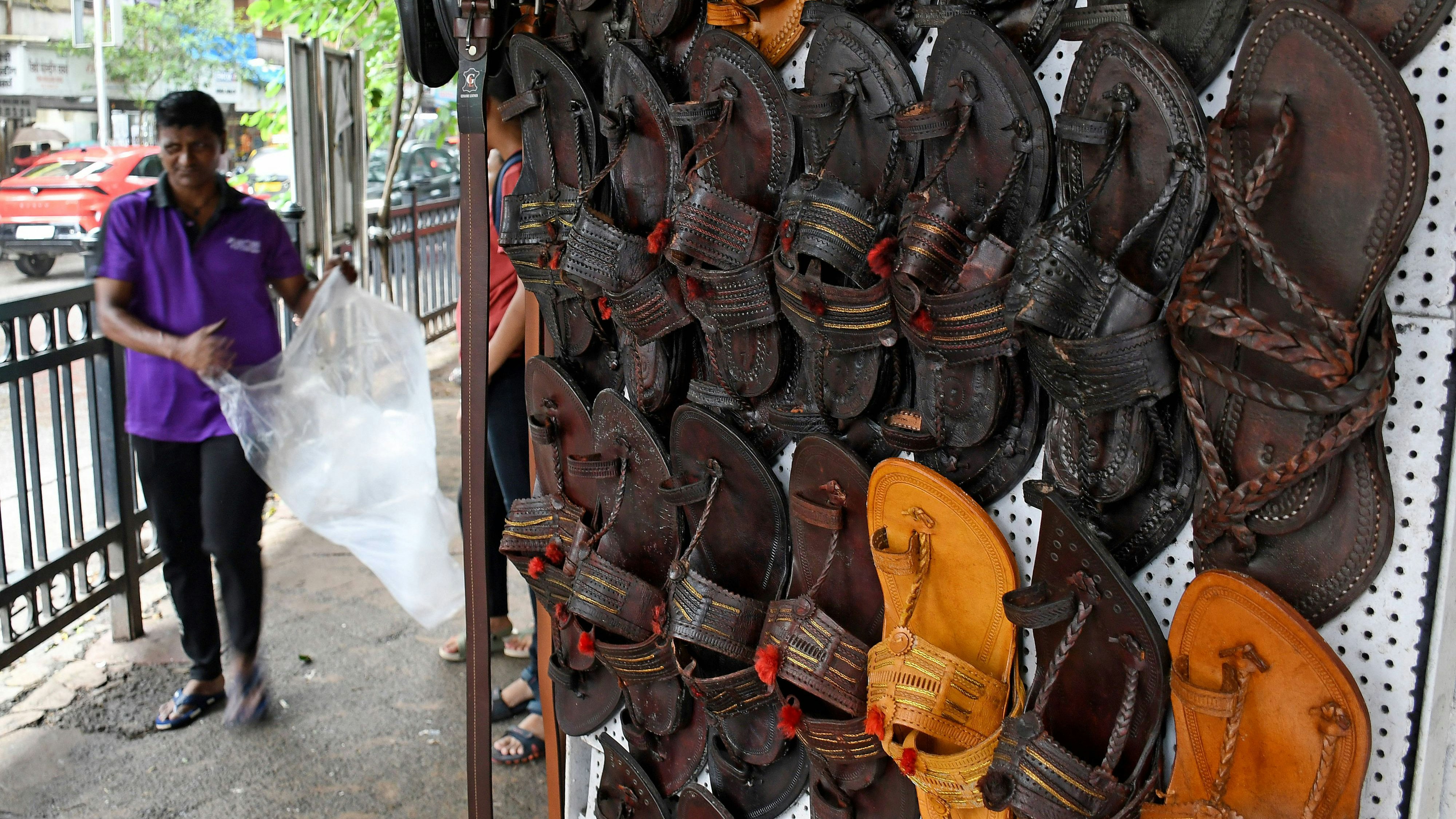 Heute.at - Nach Kritik: Prada macht die Indien-Sandalen doch