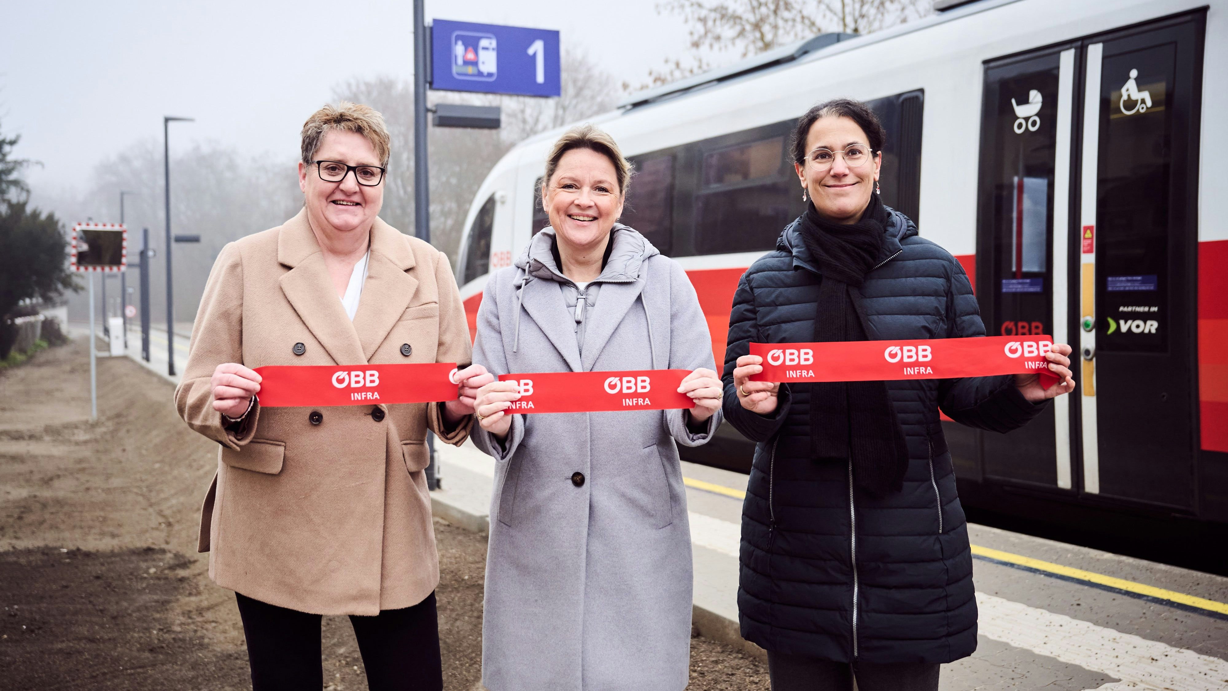 Haltestelle Rosenburg: ÖBB-Infrastruktur-Vorständin Judith Engel (r.), NÖ-Landesrätin Susanne Rosenkranz (M.) und Vizebürgermeisterin Anita Mailer (l.)