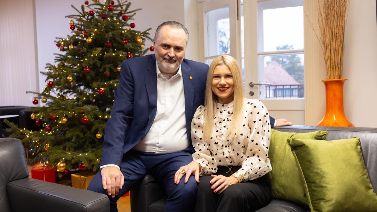 In Weihnachtsstimmung: Hans Peter Doskozil mit Ehefrau Julia