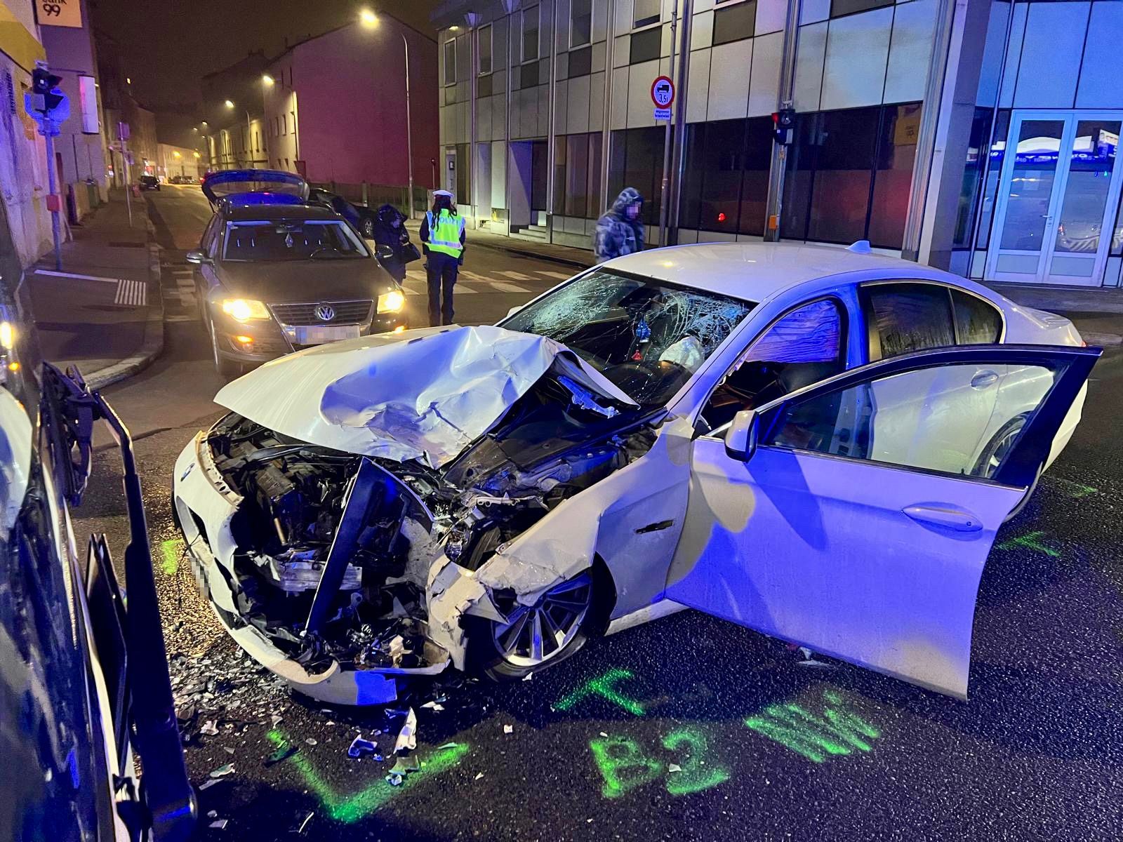 Heute.at - Auto kracht in Linienbus! Drei Verletzte in Schwechat
