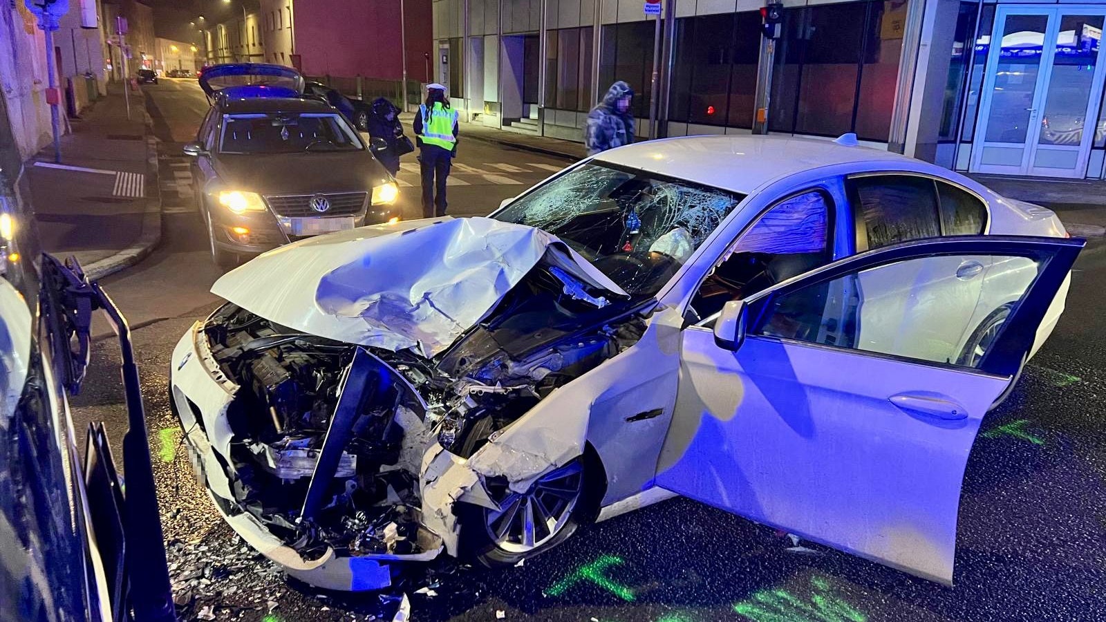 Heute.at - Auto kracht in Linienbus! Drei Verletzte in Schwechat