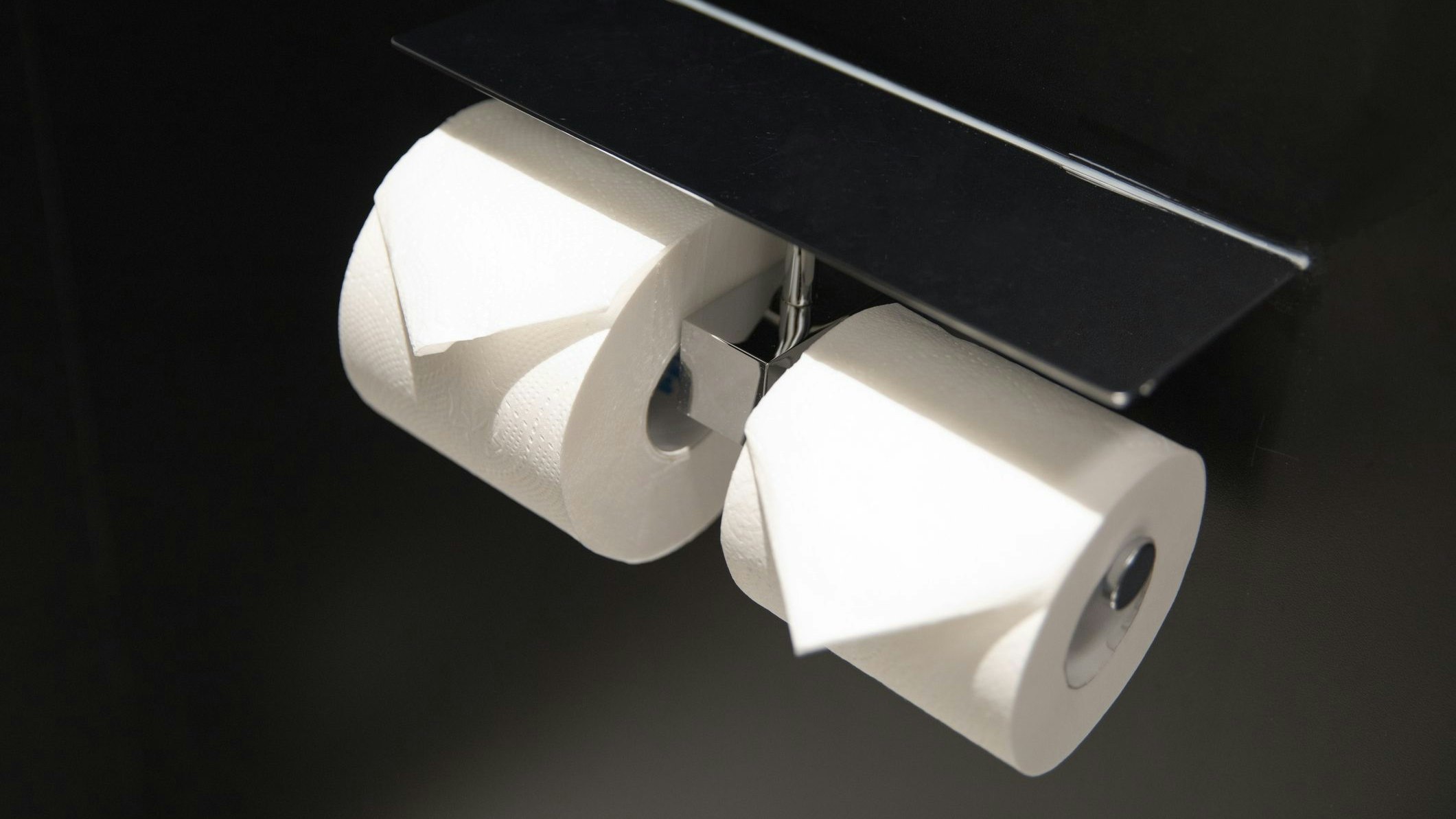 Aus irgendeinem Grund werden Klopapierrollen in Hotelzimmern gefaltet