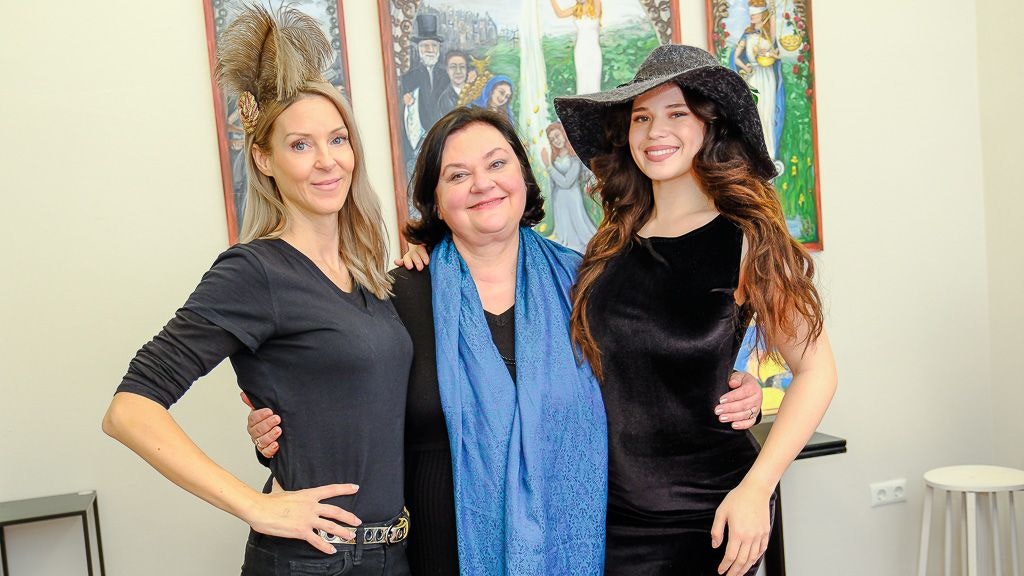 Heute.at - Für den Tierschutz: Simone Lugner als Hut–Model